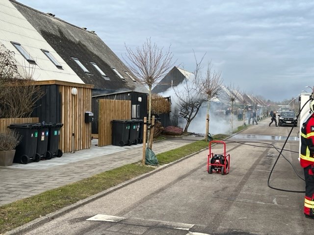 Her kan man se Beredskab 4K kæmpe med at slukke branden. Foto: Presse-fotos.dk