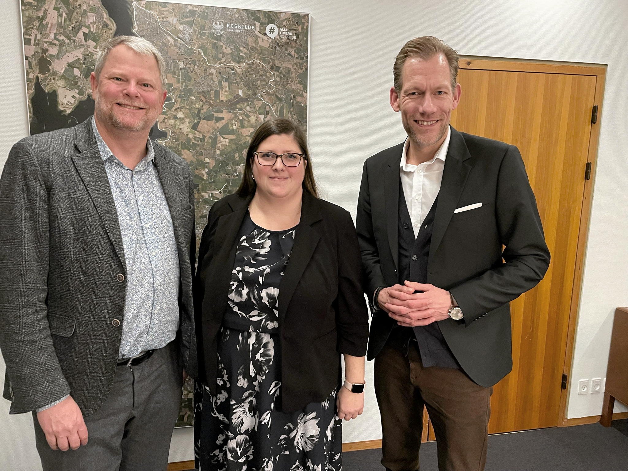 Den nyslåede socialdemokrat Gitte Simoni flankeret af sine to borgmestre, Roskildes Tomas Breddam (tv.) og Region Sjællands Heino Knudsen.