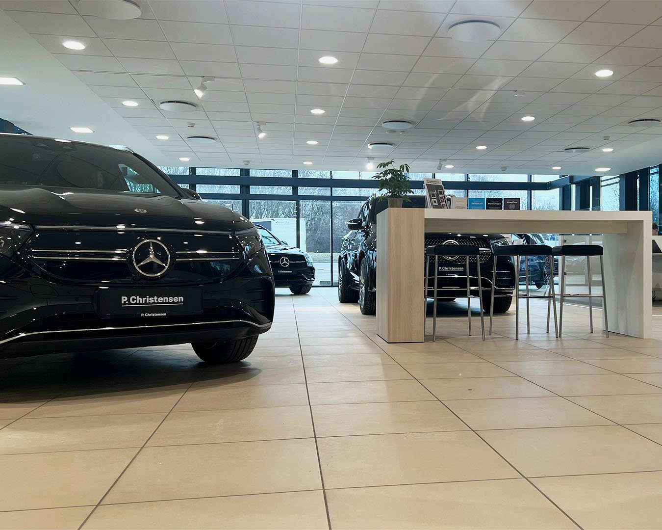 P. Christensen har fuldendt afdelingen på Roskildevej med helt nyt Mercedes-Benz værksted og brugte Mercedes personbiler. Privatfoto