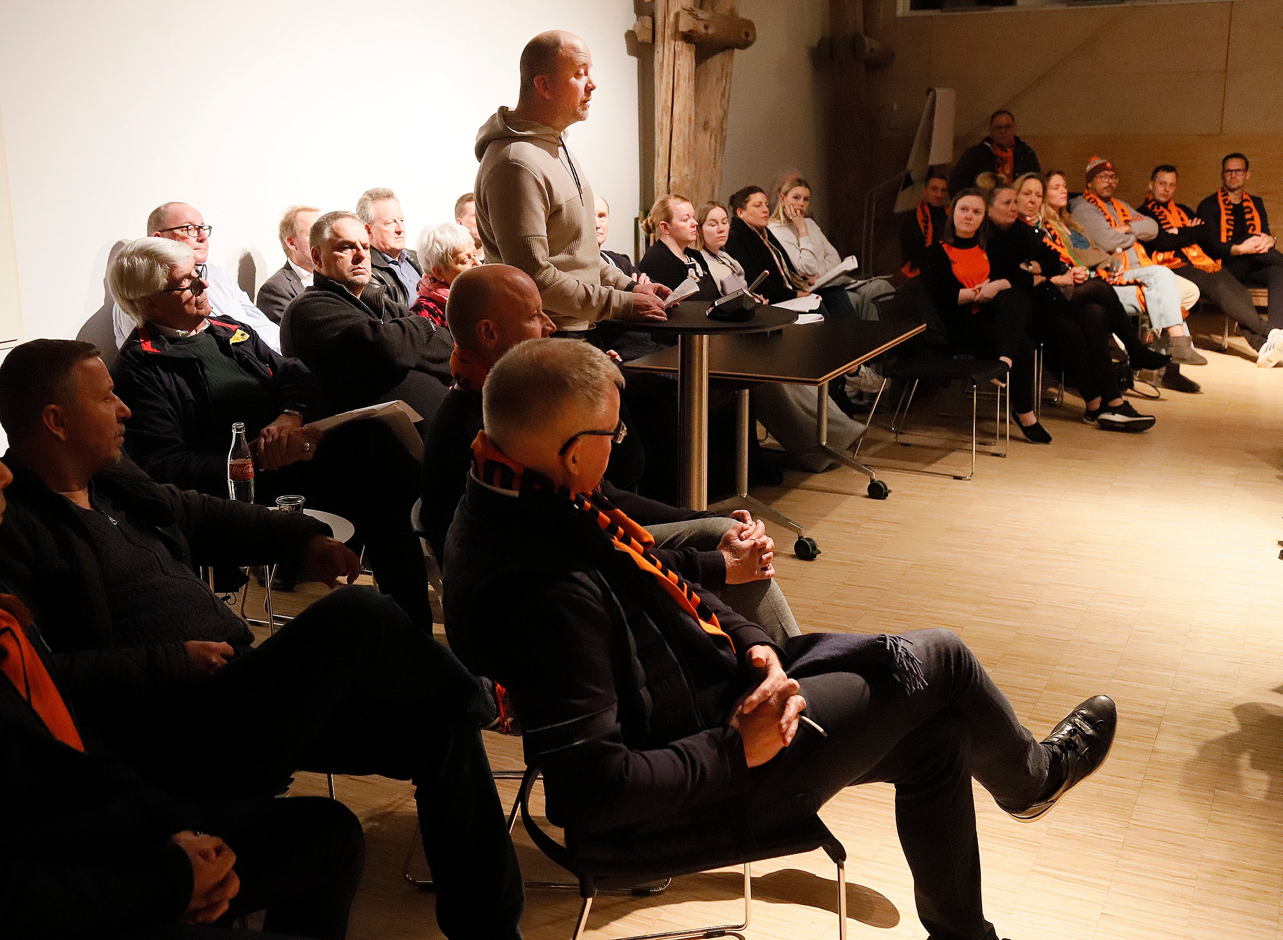 Claus Eldrup Mortensen fremlægger her i 2023 et borgerforslag for byrådet i Hillerød omringet af Hillerød Fodbold-fans. Målet med forslaget var at opgradere Hillerød Stadion til 1. divisionsfodbold.