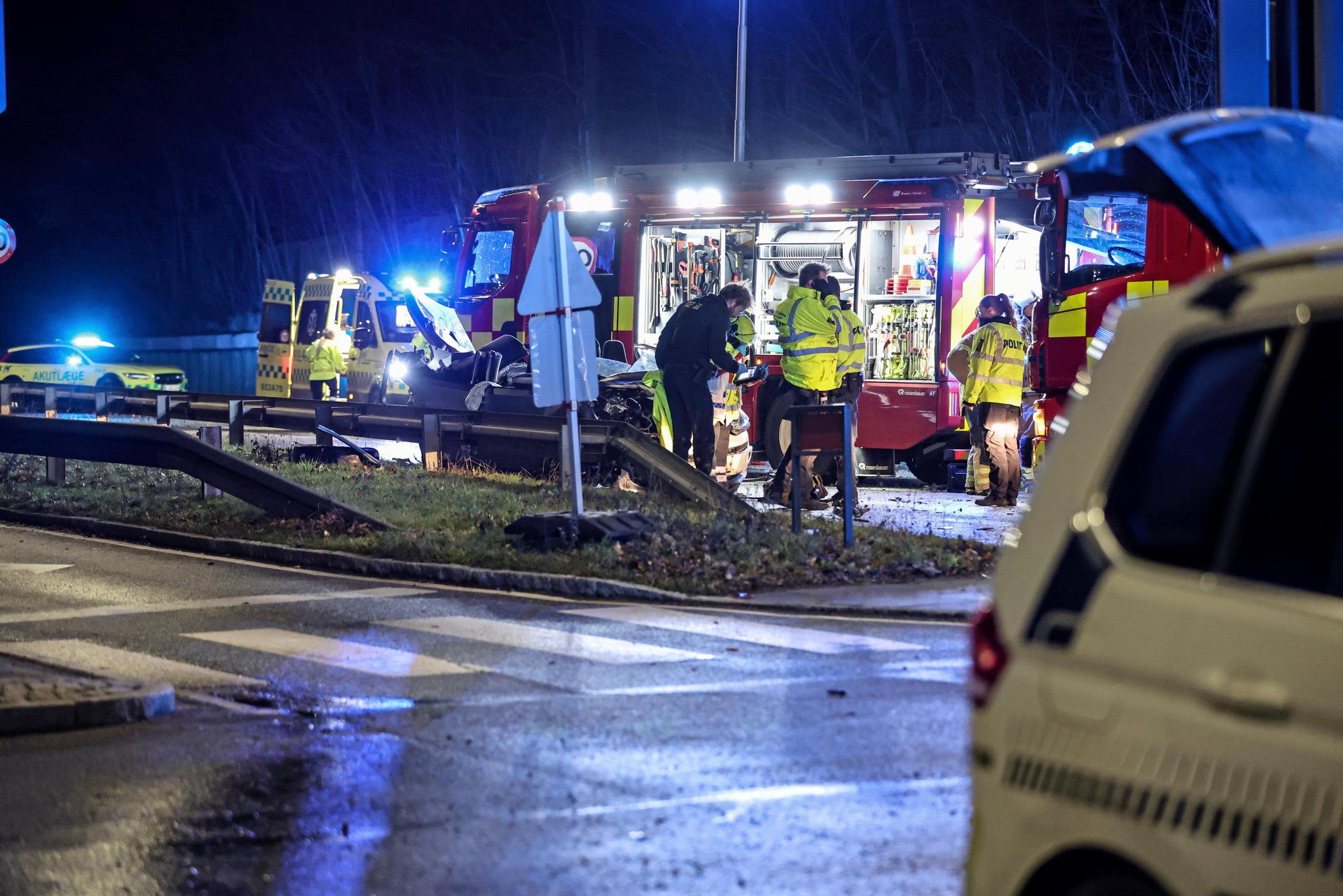 En 37-årig mand er sigtet for vanvidskørsel, uagtsomt manddrab og for at have bragt andres liv eller førlighed i fare. Nu viser politiets undersøgelser, at han kørte mindst 100 procent for stærkt og overfor rødt.