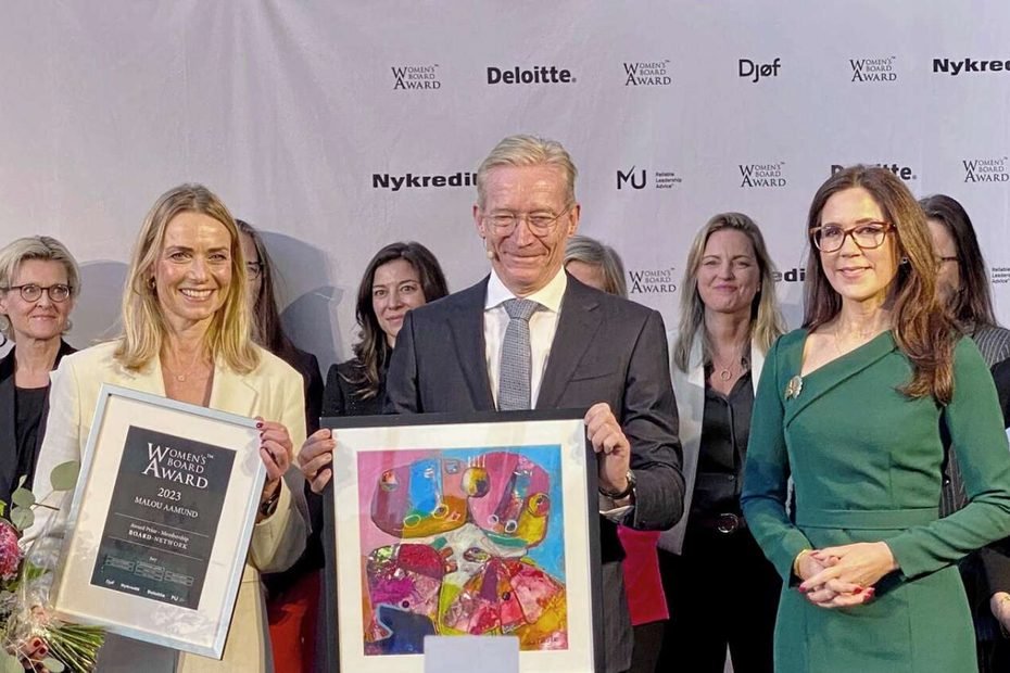 Prisen blev overrakt af kronprinsesse Mary i selskab med Lars Rasmussen, der er bestyrelsesleder for Coloplast og leder af DI’s Diversity Council samt Equalis. Foto: Julie Lindegaard
