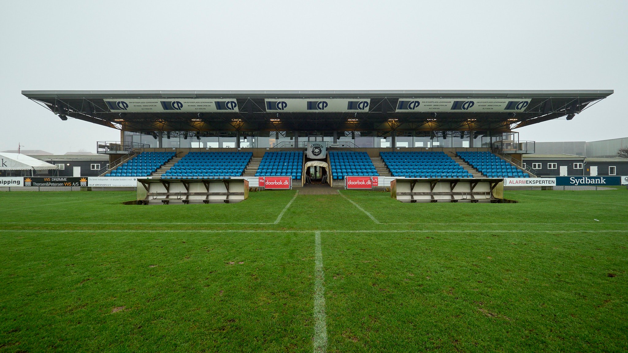 Der er langt mellem fodboldbane og tilskuertribune i Idrætsparken i Rådmandshaven. (Foto: Jan Partoft)