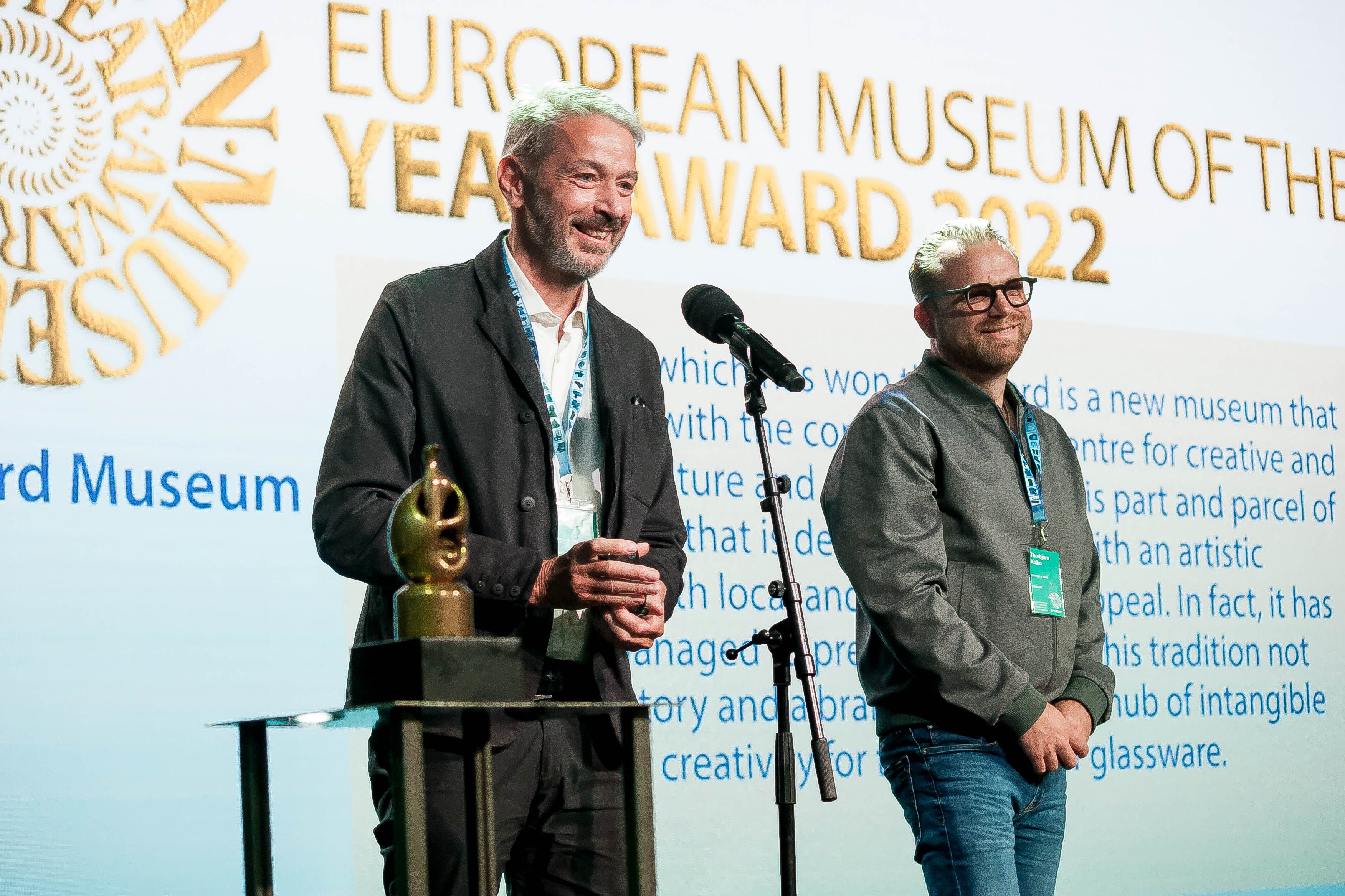 Keld Møller Hansen, administrende direktør for Holmegaard Værk og resten af Museum Sydøstdanmark, og museumschef Thorbjørn Kolbo vandt i Esltand en EMYA Award for Holmegaard Værk. Foto: EMYA