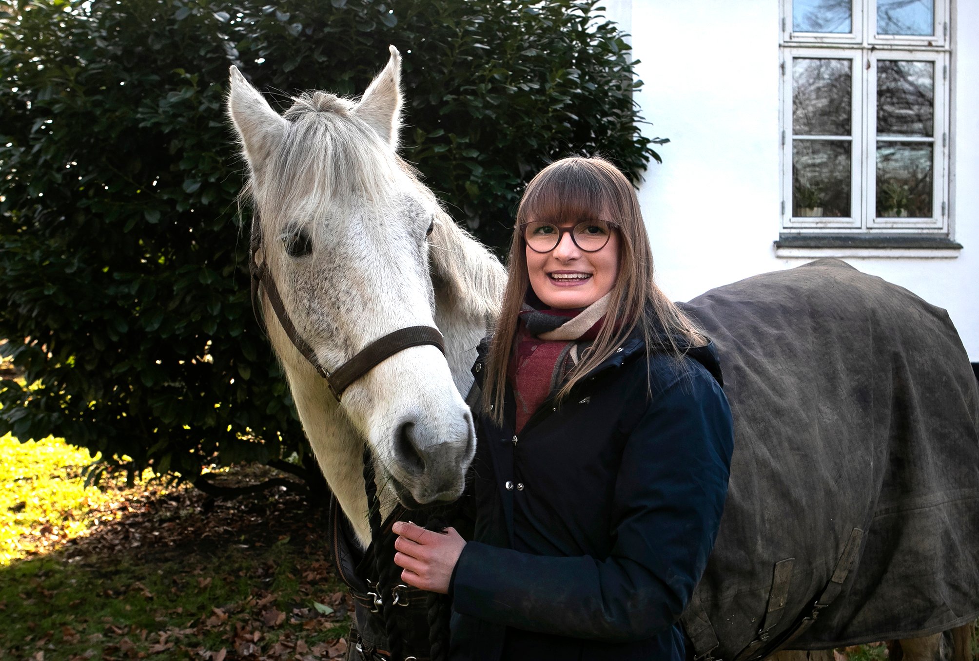 Sofie Hansen er den unge, konservative byrådspolitiker, Andreas Karlsens, jævnaldrende kæreste. Hun ved ikke noget bedre end en rask galop i naturen på ryggen af sin hest. Hun må dog tage rideturene alene, for kæresten rider ikke. Men han går gerne ved siden af med parrets hund Wilma, når Sofie sadler Chrispy. Foto: Kim Rasmussen