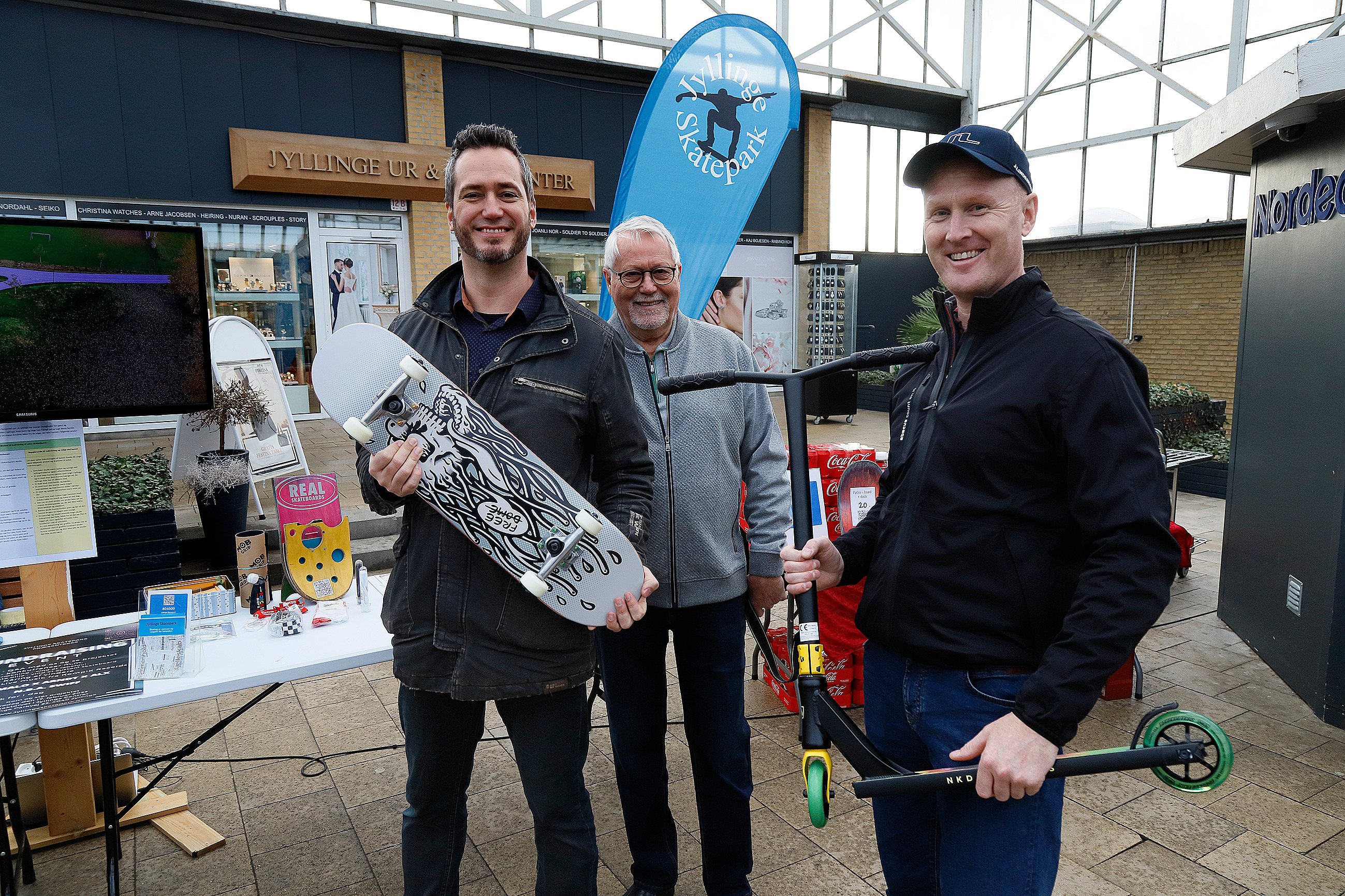 Drømmene om en skatepark lever i bedste velgående, og Foreningen Jyllinge Skatepark viste flaget i Jyllinge Centret fredag eftermiddag. Fra venstre er det næstformand Thomas Hartmann, formand Vagn Petersen og Carsten Jensen. Foto: Allan Nørregaard