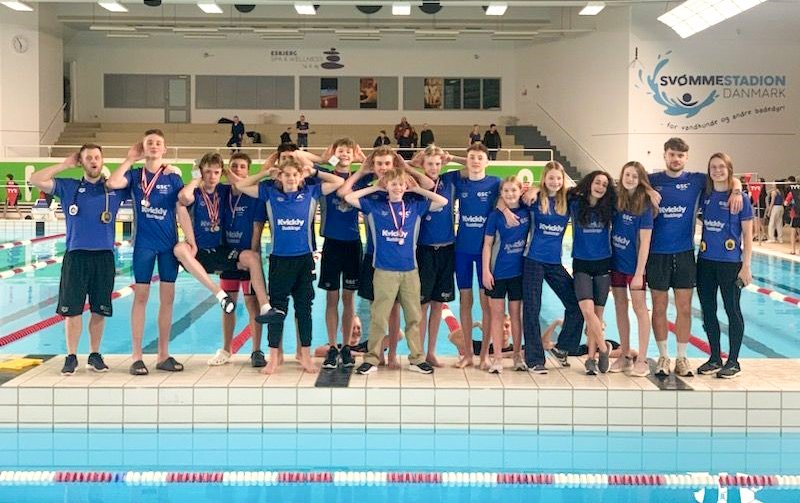 Gladsaxe-svømmerne viser medaljerne frem. Foto: Gladsaxe Svømmeklub.