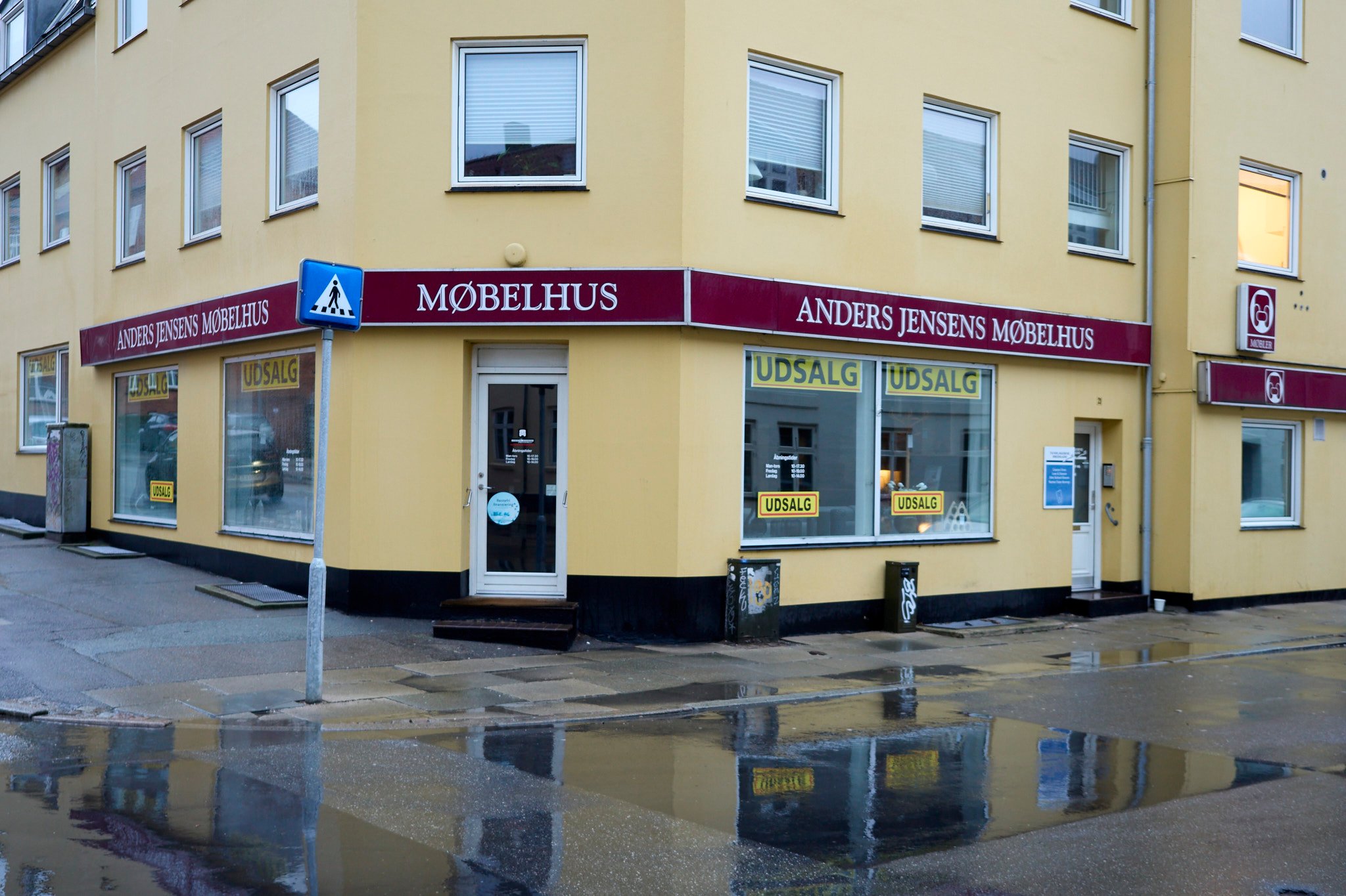 Pladsen hos Anders Jensens Møbelhus i Bredgade er for trang, så nu er ejeren i gang med at overveje en flytning. (Foto: Jan Partoft)