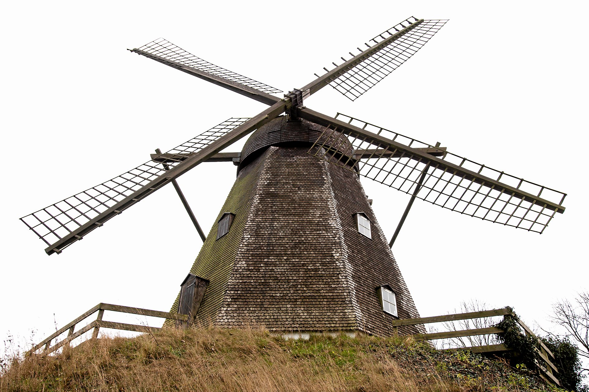 Karrebæk Mølle har det skidt. Nu er renoveringen begyndt. Og du kan komme til åben mølle lørdag fra 11 til 14. Foto: Jens Wollesen