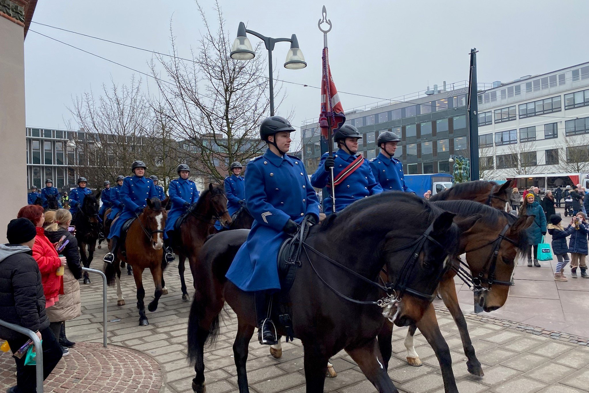 Flot så det ud, da husarerne kom ridende ind på Axeltorv. Foto: Esben Thoby