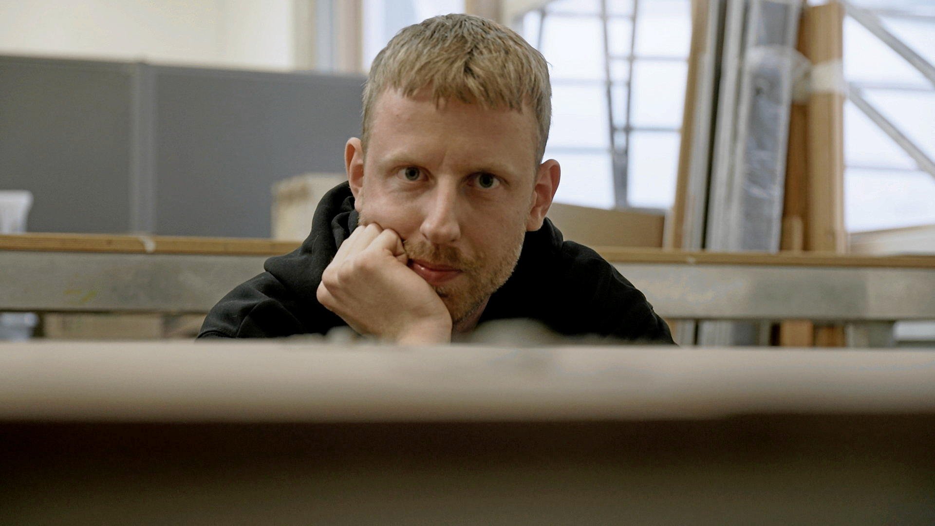 28-årige Kasper Kyster trådte sine barnesko i Nyråd. Nu kan han opleves på tv i bedste sendetid, når han dyster om at designe Danmarks næste klassiker. Pressefoto