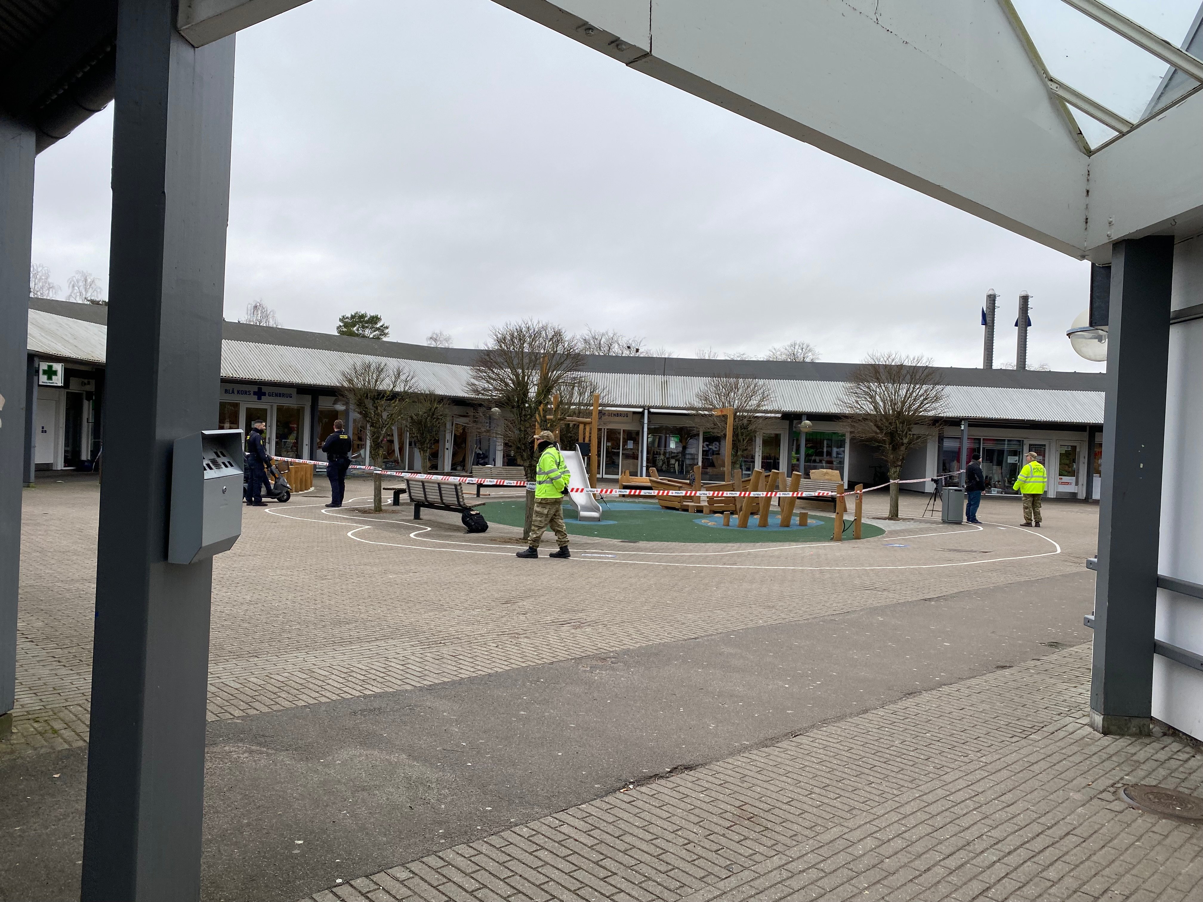 Både hjemmeværnet og politiet var til stede på gerningsstedet onsdag. Hjemmeværnet hjalp med at afspærre området. Foto: Tine Trier