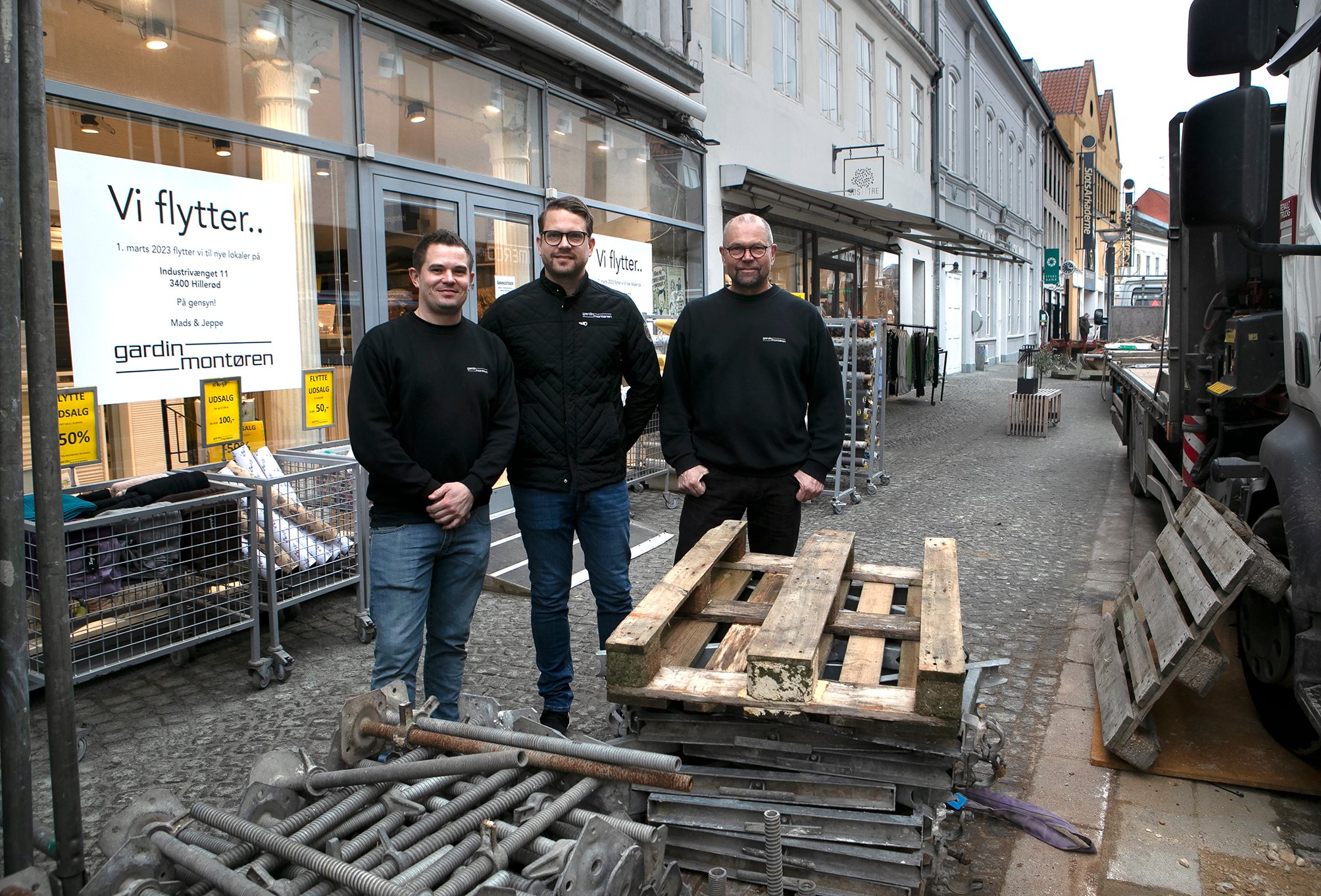 Indehaverne af Gardinmontøren Jeppe Danielsen (tv) og Mads Danielsen (midt) flyttede i 2023 butikken fra midten af Hillerød ud til Industrivænget sammen med deres far Claus Danielsen (th). I dag ejer Mads Danielsen virksomheden alene.