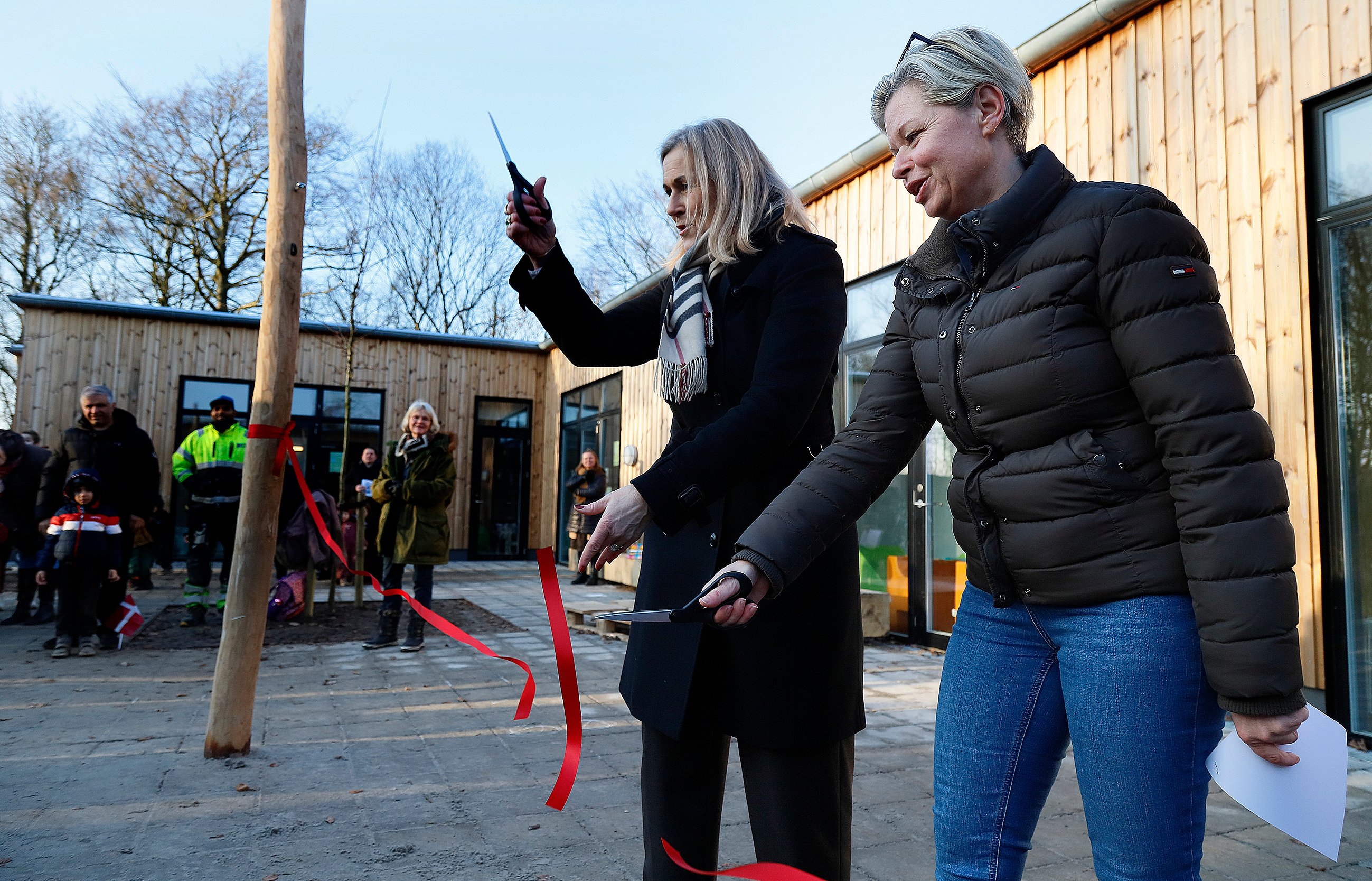Borgmester Tina Mandrup (V) og udvalgsformand Lotte Greve (V) klippe det røde silkebånd. Og så er Osted Børnehus indviet! Foto: Allan Nørregaard