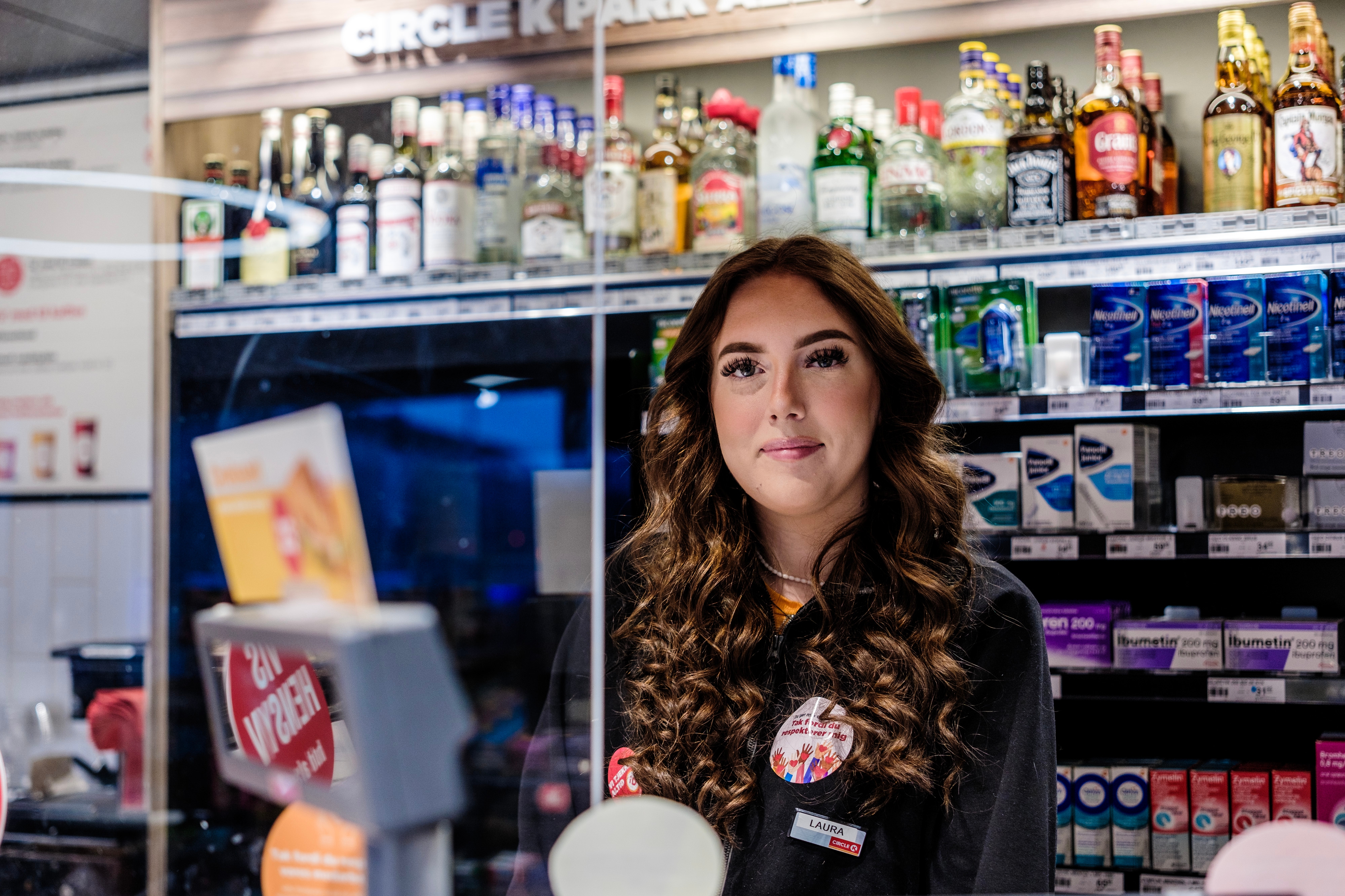 22-årige Laura Breinhild oplevede for nylig, at en kunde kastede to flasker vand efter hende, da hun var på vagt i Circle K’s butik i Brøndbyvester. Foto: Robert Hendel - Robert Hendel 22-årige Laura Breinhild oplevede for nylig, at en kunde kastede to flasker vand efter hende, da hun var på vagt i Circle K’s butik i Brøndbyvester. Foto: Robert Hendel