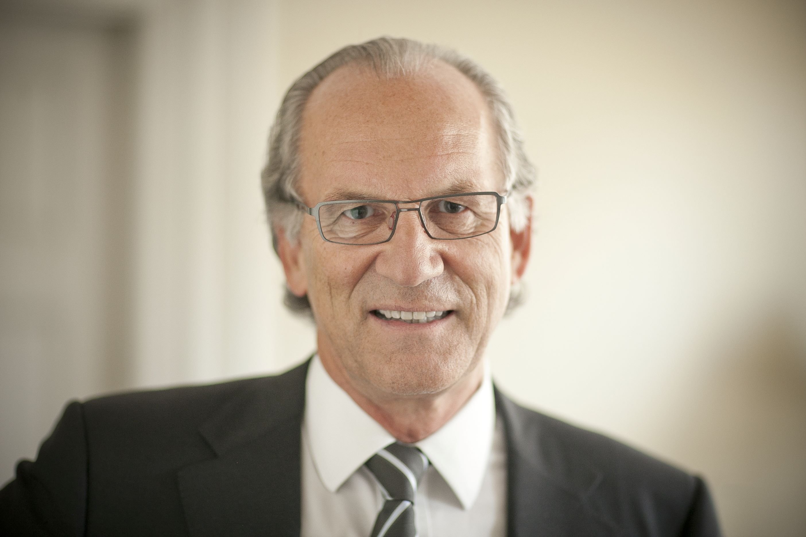 Hugo Mgonge Bestyrelsesformanden Mogens Hugo fylder 80: Åbner ny vinbar ...