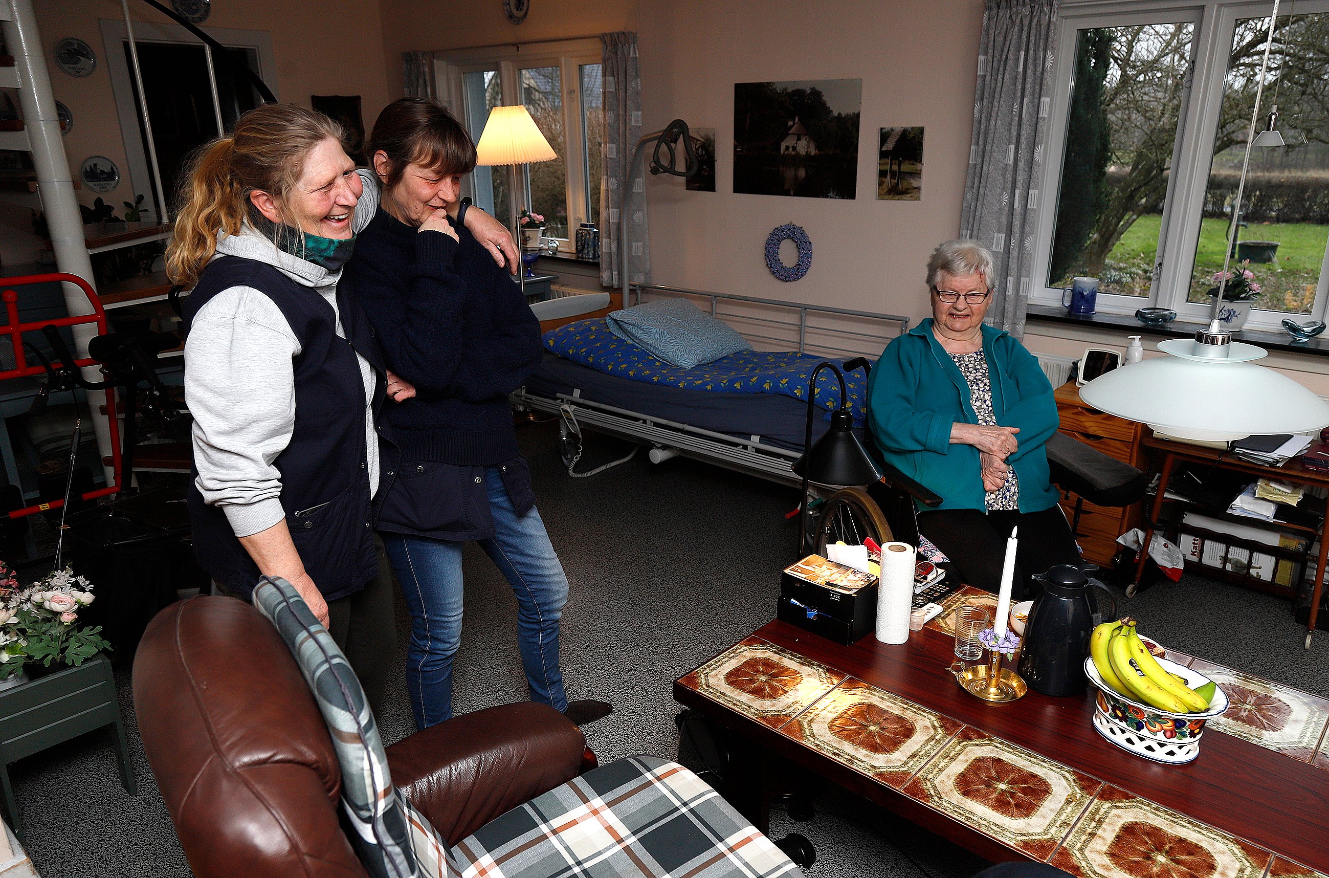 Lene (tv) og Ann har ageret makkerpar i godt fire år. Der er styr på rutinerne - også når de besøger Alice. De er både selvstyrende og selvkørende. Foto: Allan Nørregaard.