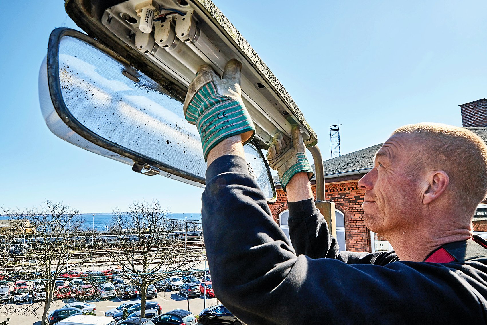 De gamle lysstofrør skal erstattes med moderne LED-lamper. Foto: Morten Meldgaard