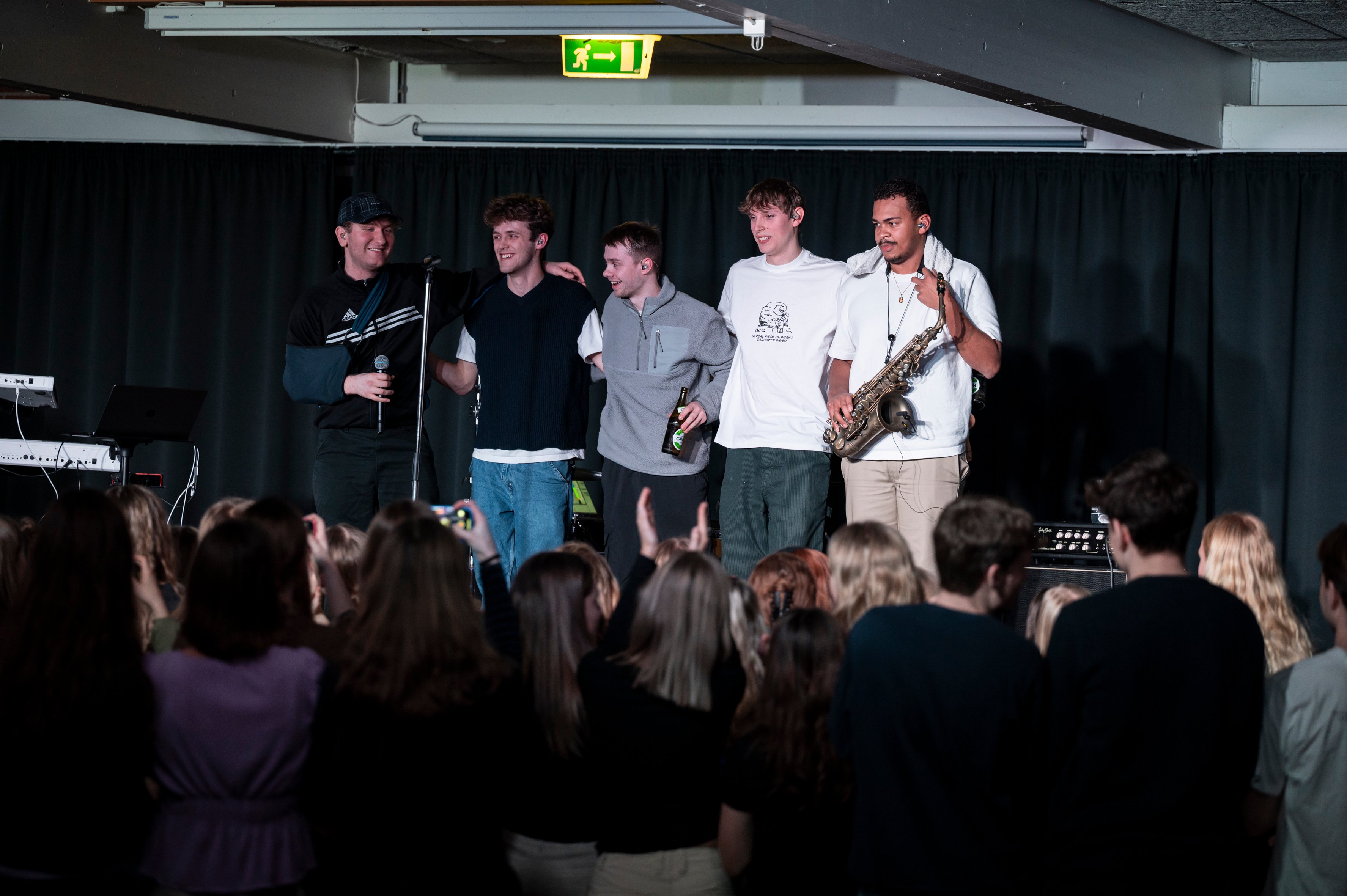 Bandet Danser med piger spillede i Himmelev Gymnasiums musikcafé Blue Note i forbindelse med Danmarks Indsamlingen.