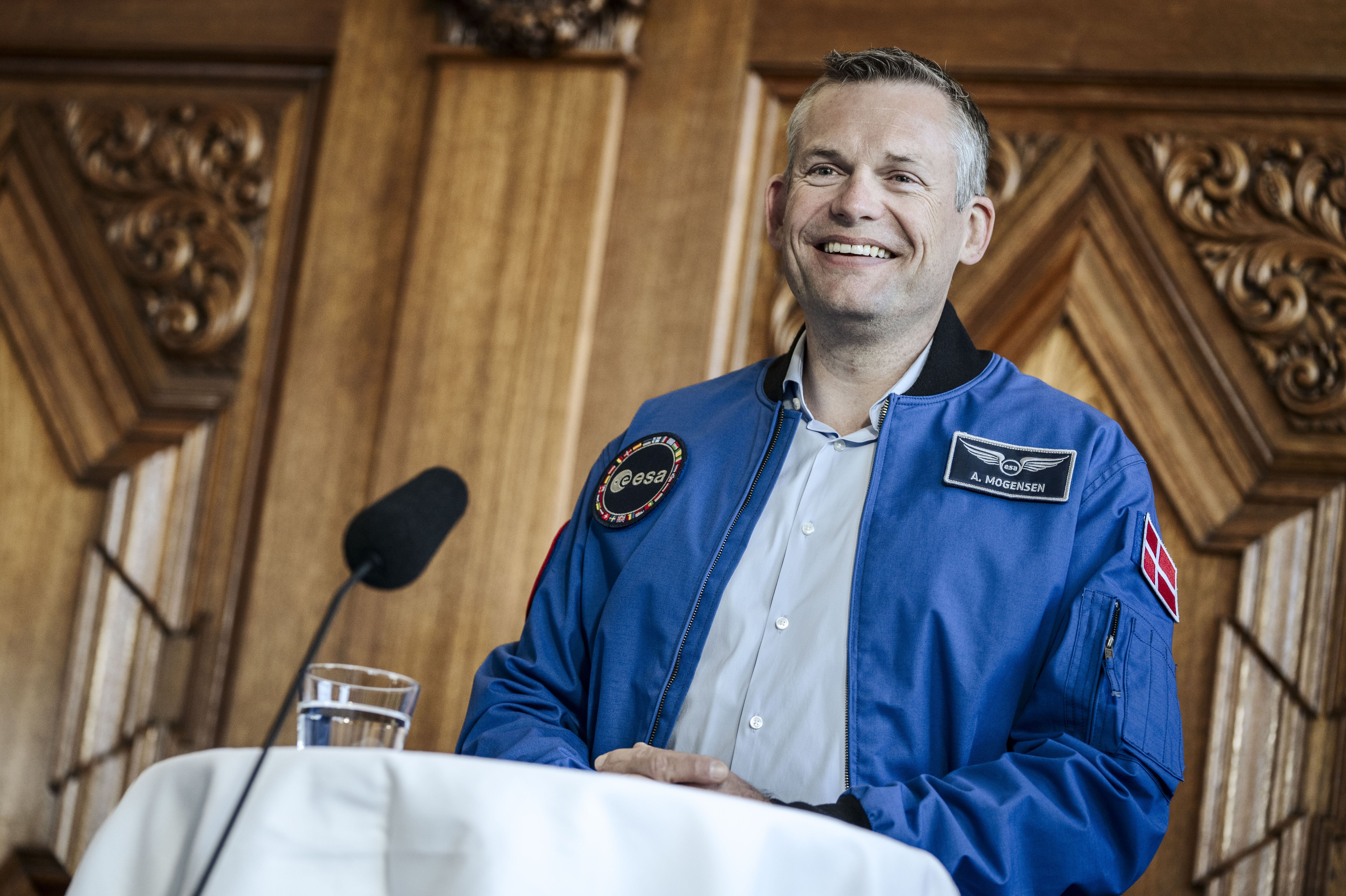 Astronaut Andreas Mogensen taler med pressen Danmarks første astronautportræt er blevet præsenteret på Det Nationalhistoriske Museum på Frederiksborg. Portrættet forestiller en svævende Andreas Mogensen med universet omkring sig. (Arkivfoto).