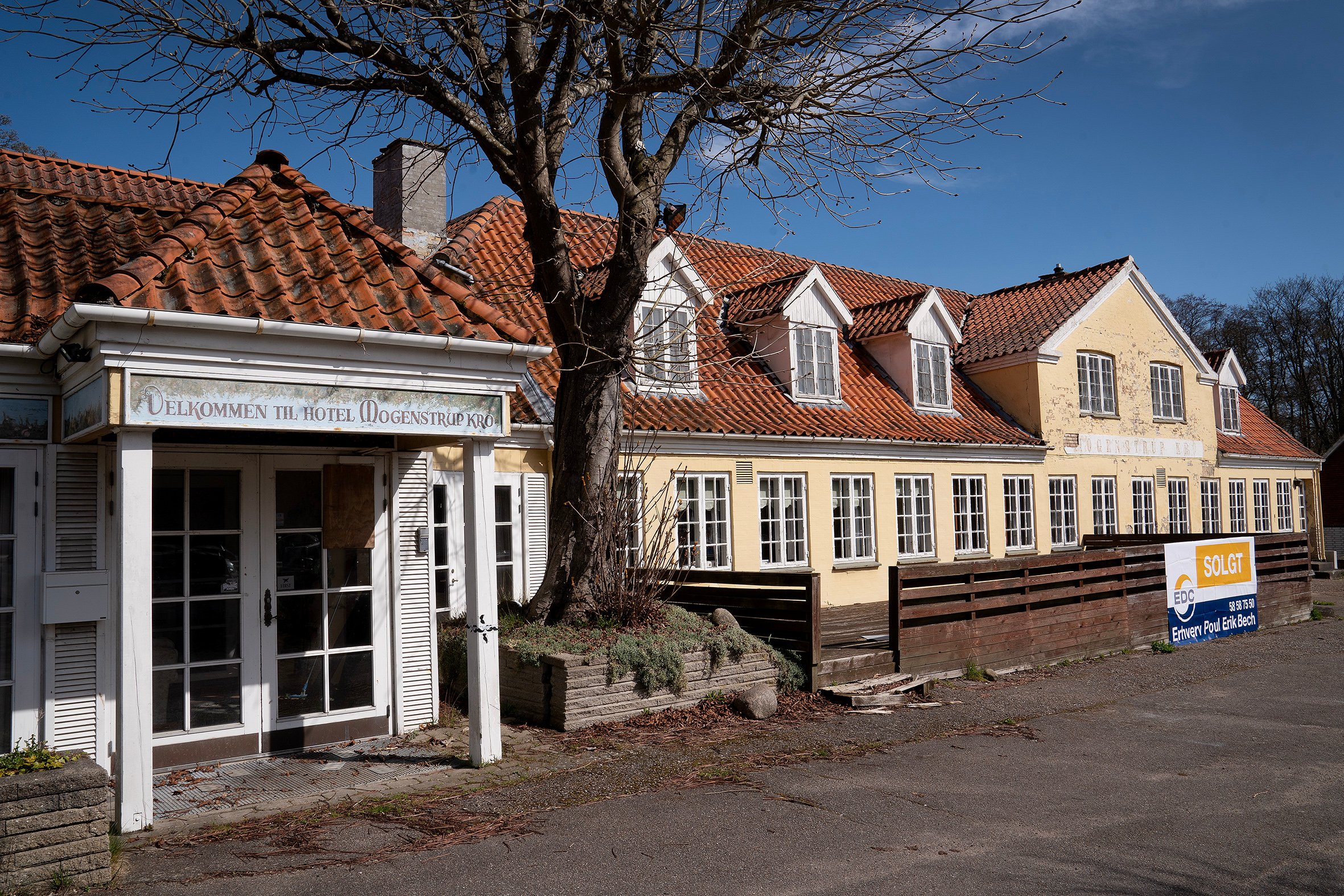 Mogenstrup Kro lukkede i december 2007 og har stået tom siden da. Nu er stedet solgt og skal ombygges til lejeboliger. Foto: Thomas Olsen