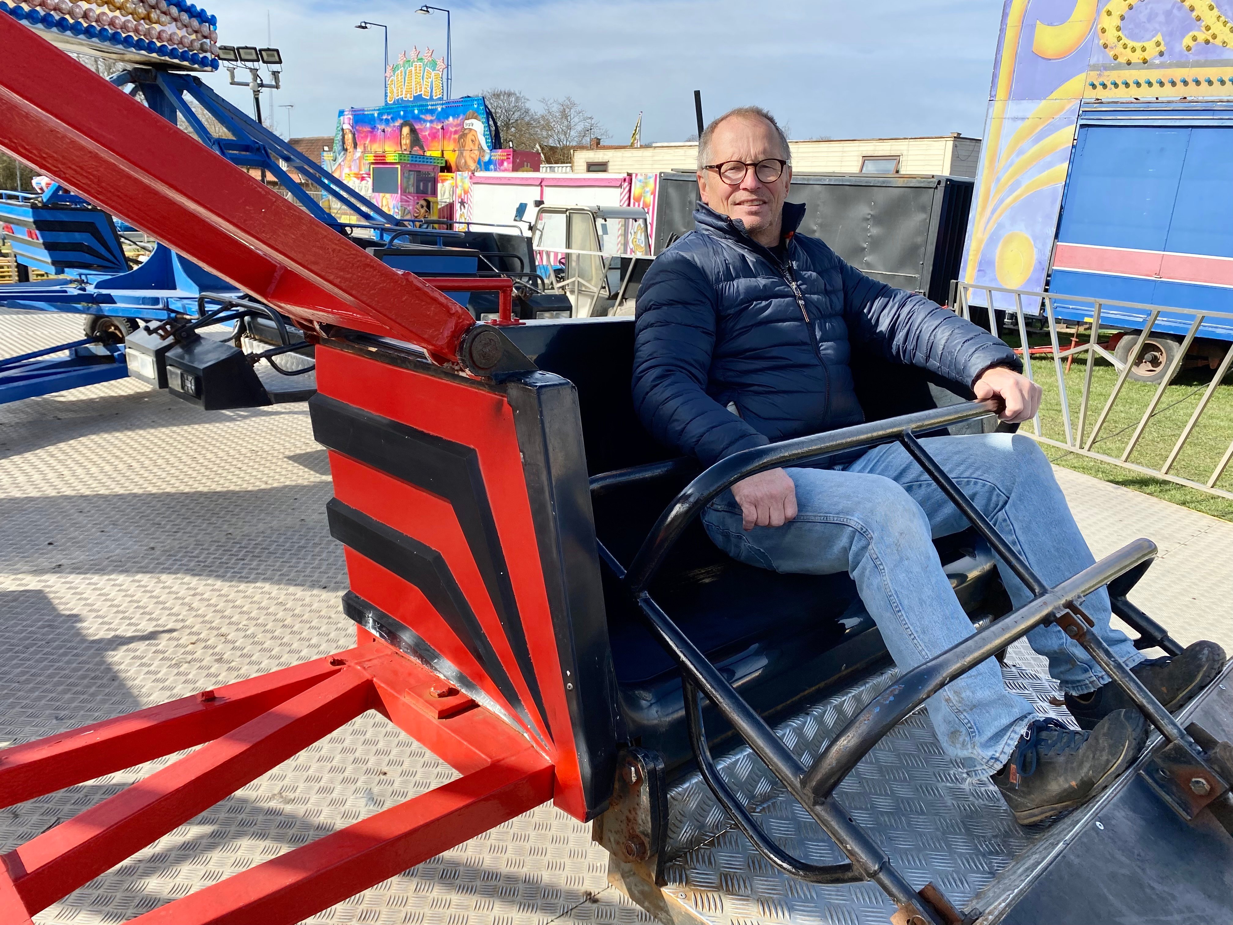 Når Skandinavisk Tivoli Park skal på sommerturné, har Henning Andresen 18-20 medarbejdere. Han foretrækker danske ansatte, fordi kunderne forventer, at personalet kan tale dansk, fortæller han.
