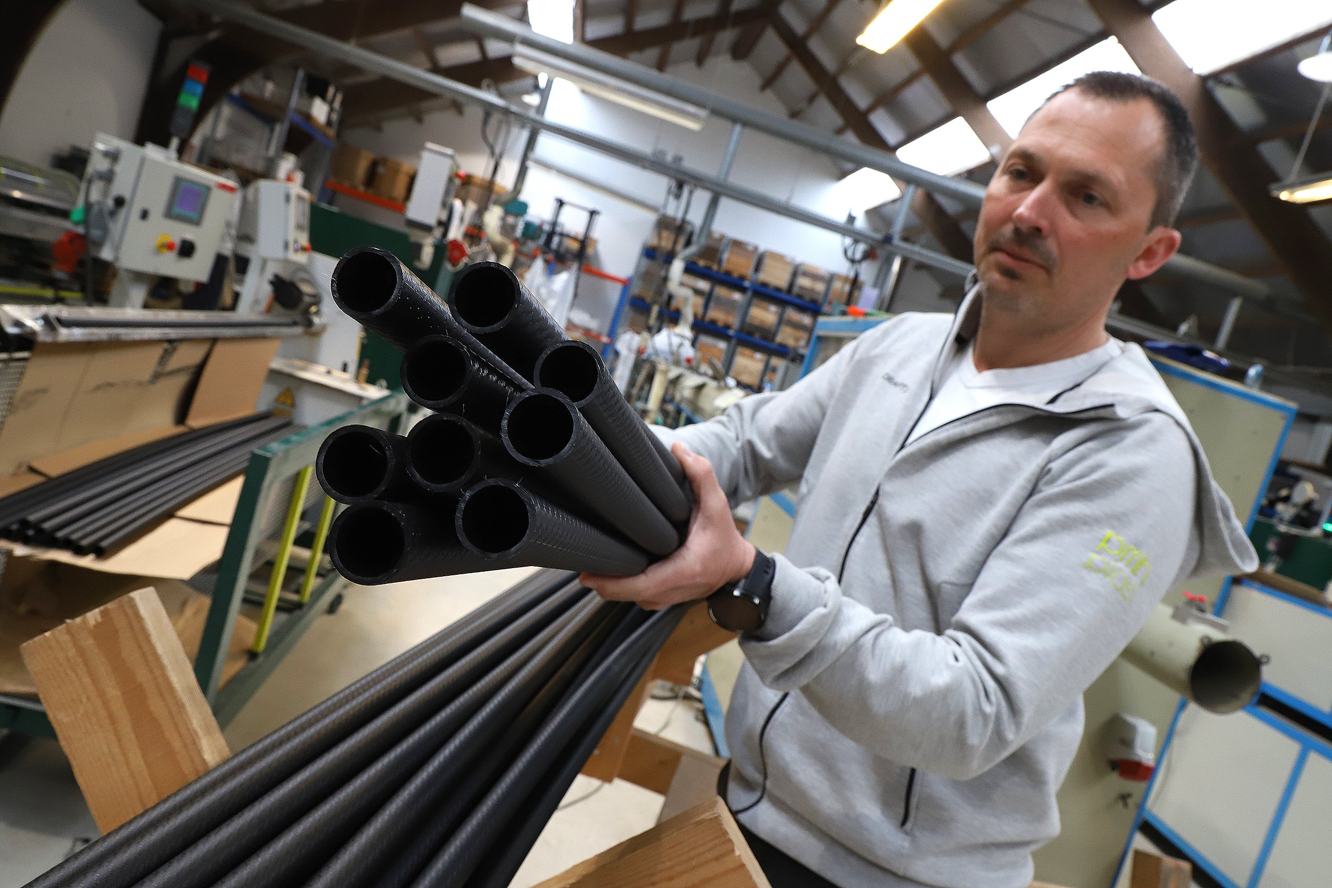 Peter Michael Haugvik, direktør i PMH Plast, valgte sidste år at melde sig til Dansk Industris “Klimaklar produktionsvirksomhed”. Han vil gerne sikre, at virksomheden er på forkant med udviklingen, og de krav, han forventer kunderne vil stille til PMH Plast, når de selv skal kunne redegøre for deres CO2-aftryk. Foto: Allan Nørregaard