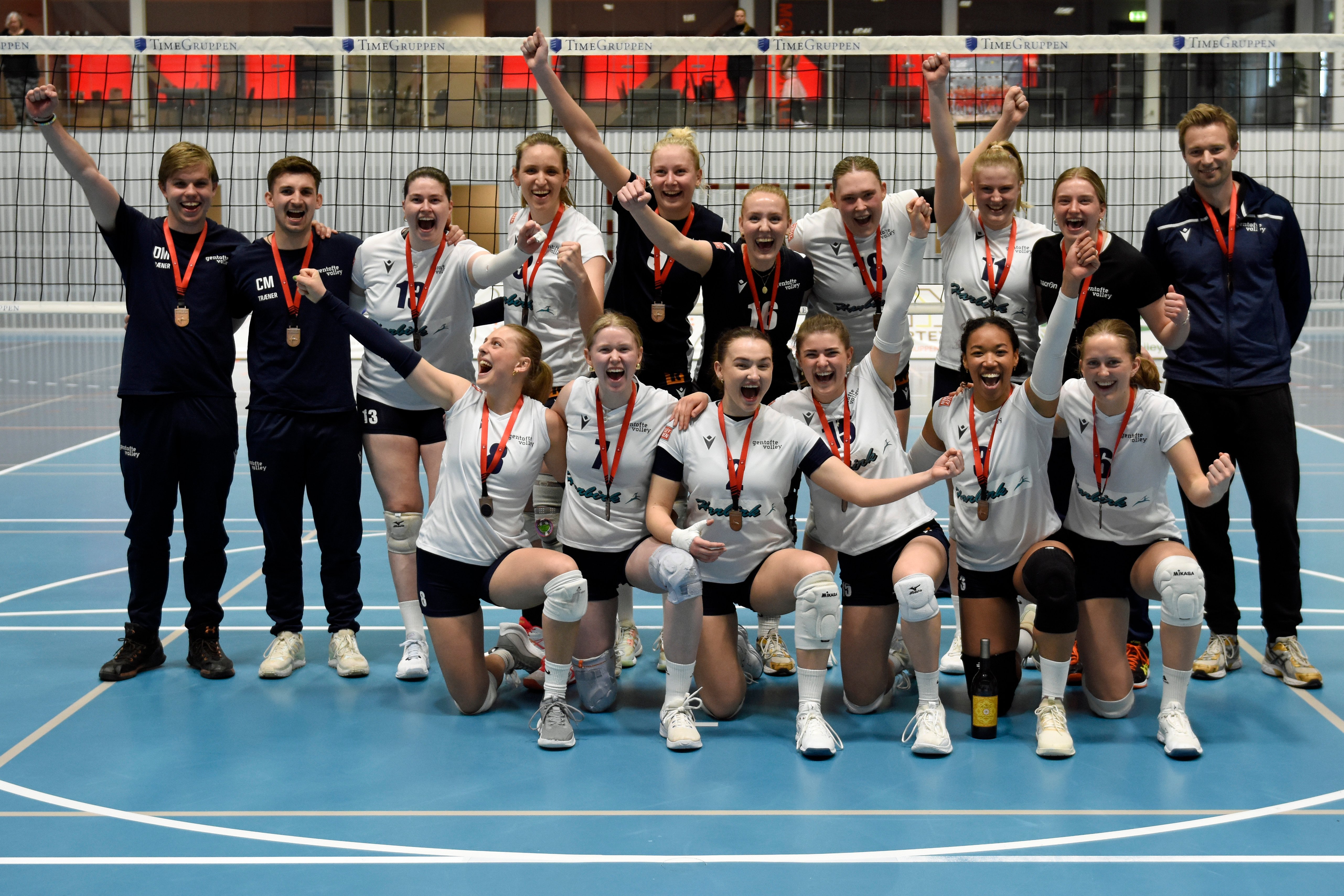 Gentofte Volleys DM-bronzevindere. Bageste række fra venstre: ass. træner Daniel Mortensen, træner Christopher Staal Moronu Alstrup, Louise Thorlund, Sina Maschek, Clara Windeleff, Mathilde Jeppesen, Emma Gylling, Silvia Massa, Olivia Massa, head coach Martin Olesen. Forreste række fra venstre: Freja Birkemose, Sarah Helmer Jensen, Isabel Viszokai, Ann-Katrine Haakansson, Ijeoma Moronu Alstrup, Kathrine Brinck. Foto: Volleyball Danmark