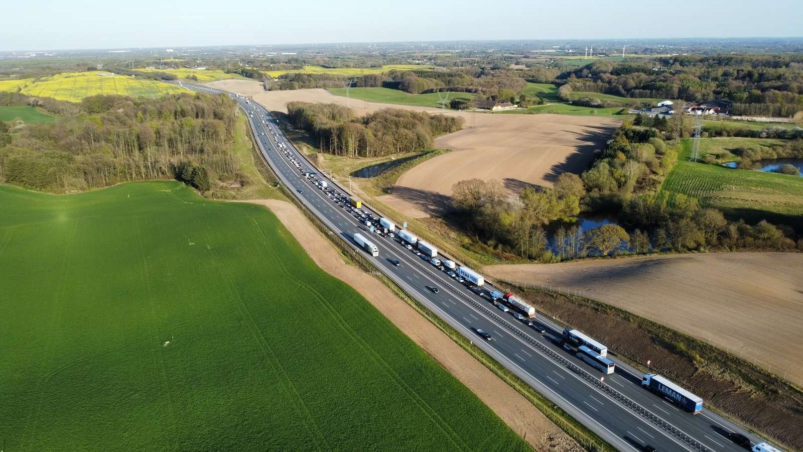 Politi opfordrer bilister på spærret motorvej til ikke at forlade deres biler og gå rundt mellem vognbaner.