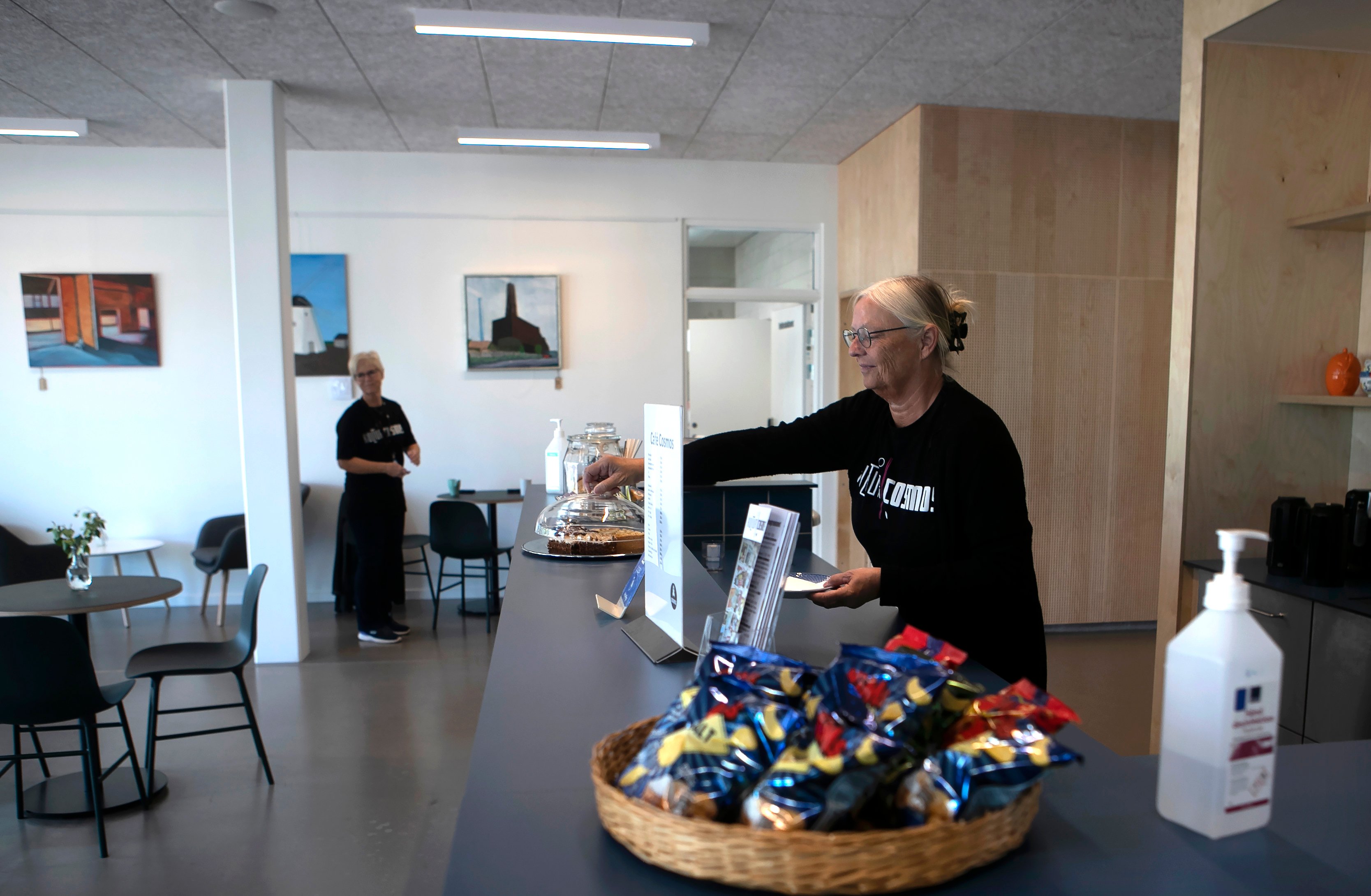 Frivillige fra KulturCosmos står blandt andet for at drive caféen i Cosmos. Foto: Kim Rasmussen