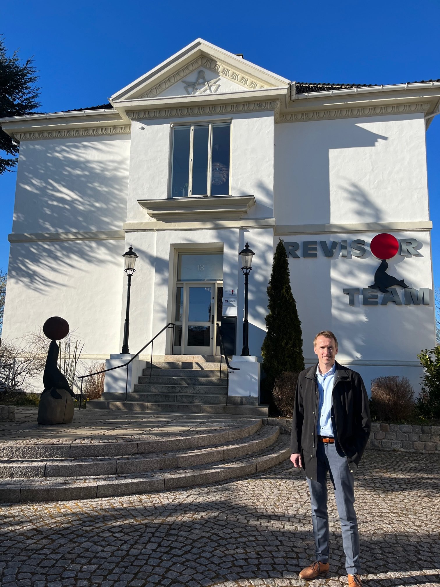 Niels Holt, filialdirektør i Skjern Bank i Hørsholm, glæder sig til, at banken endelig bliver herre i eget hus og kan flytte ind på Rungstedvej 13 efter næsten halvandet år på kontorhotel. Pressefoto