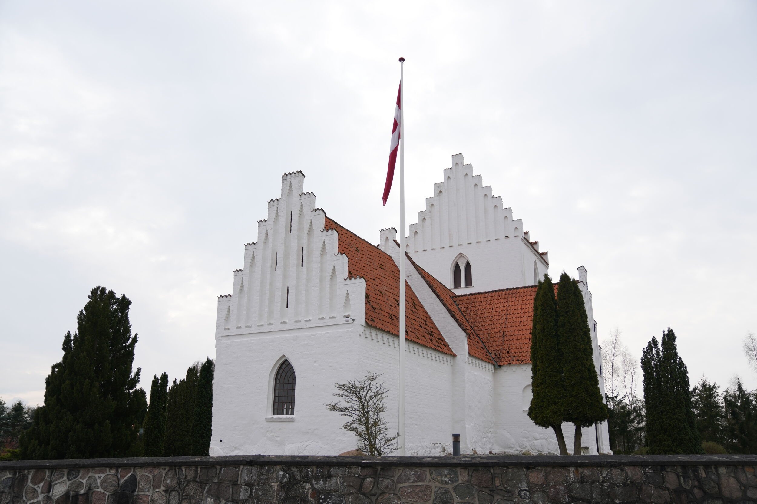 Mange tændte søndag lys i Kirkerup Kirke. Om eftermiddagen blev flaget hejst, da Filippa var blevet fundet.