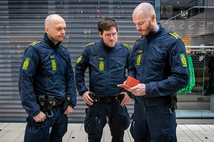 En god håndfuld betjente er tilknyttet stationen.