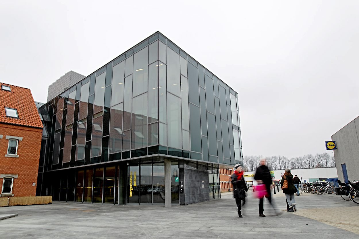 Bygningen er stedet, som man normalt går hen, når man skal fornye pas eller kørekort. Men bygningen har også andre funktioner.