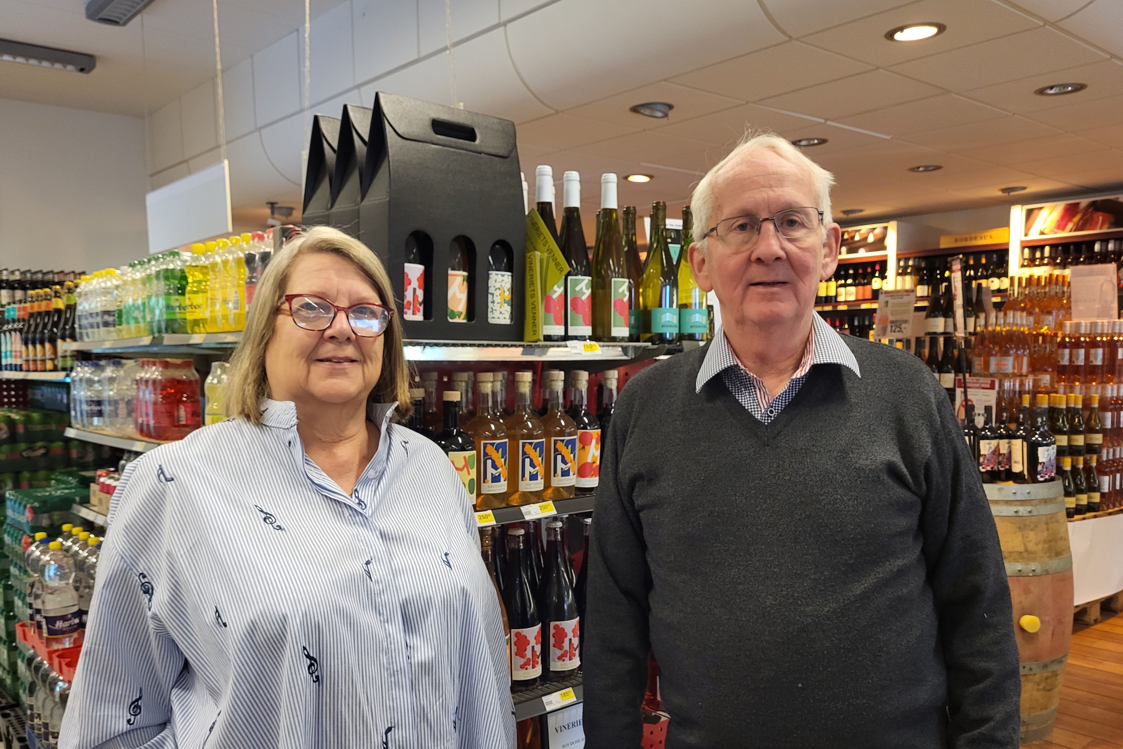 Marianne og Bent Kristensen har fyldt hylderne med masser af lokale varer.