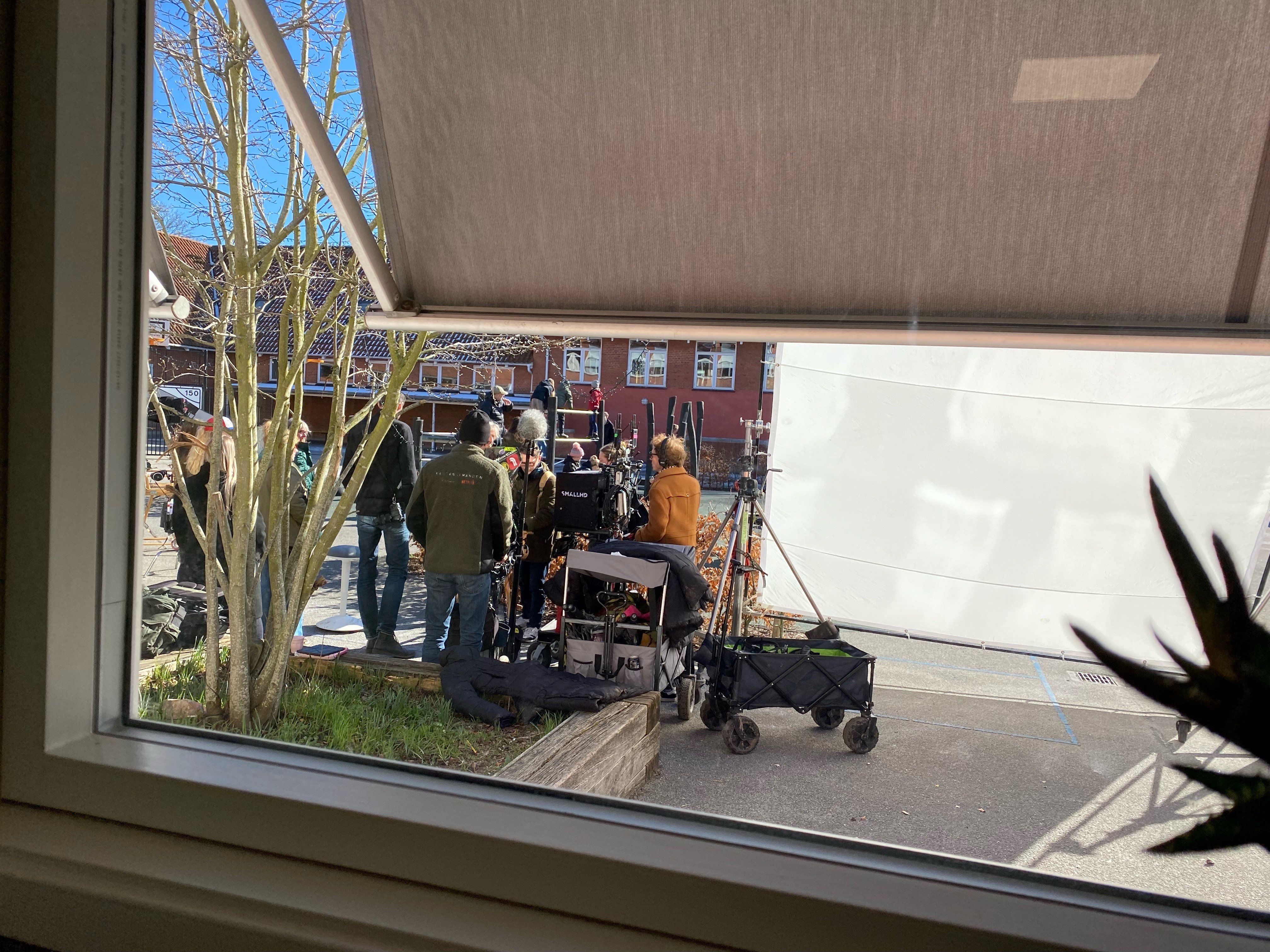 Her ses filmholdet i aktion i skolegården på Fløng Skole. Det har været aftalt, at man ikke måtte tage fotos af skuespillerne forfra.
