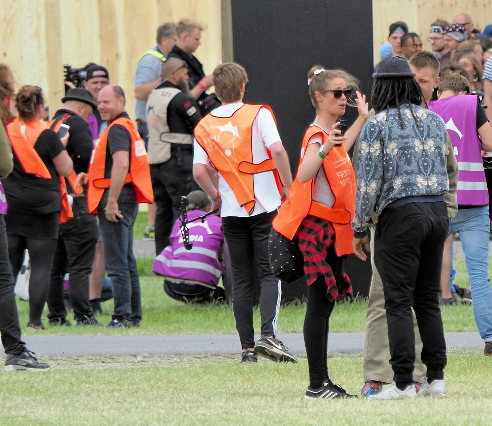 De frivillige er afgørende for, at Roskilde Festival kan fungere. I år har festivalen luget ud i frivilligopgaverne, så man får dækket de vigtige funktioner med service og sikkerhed.