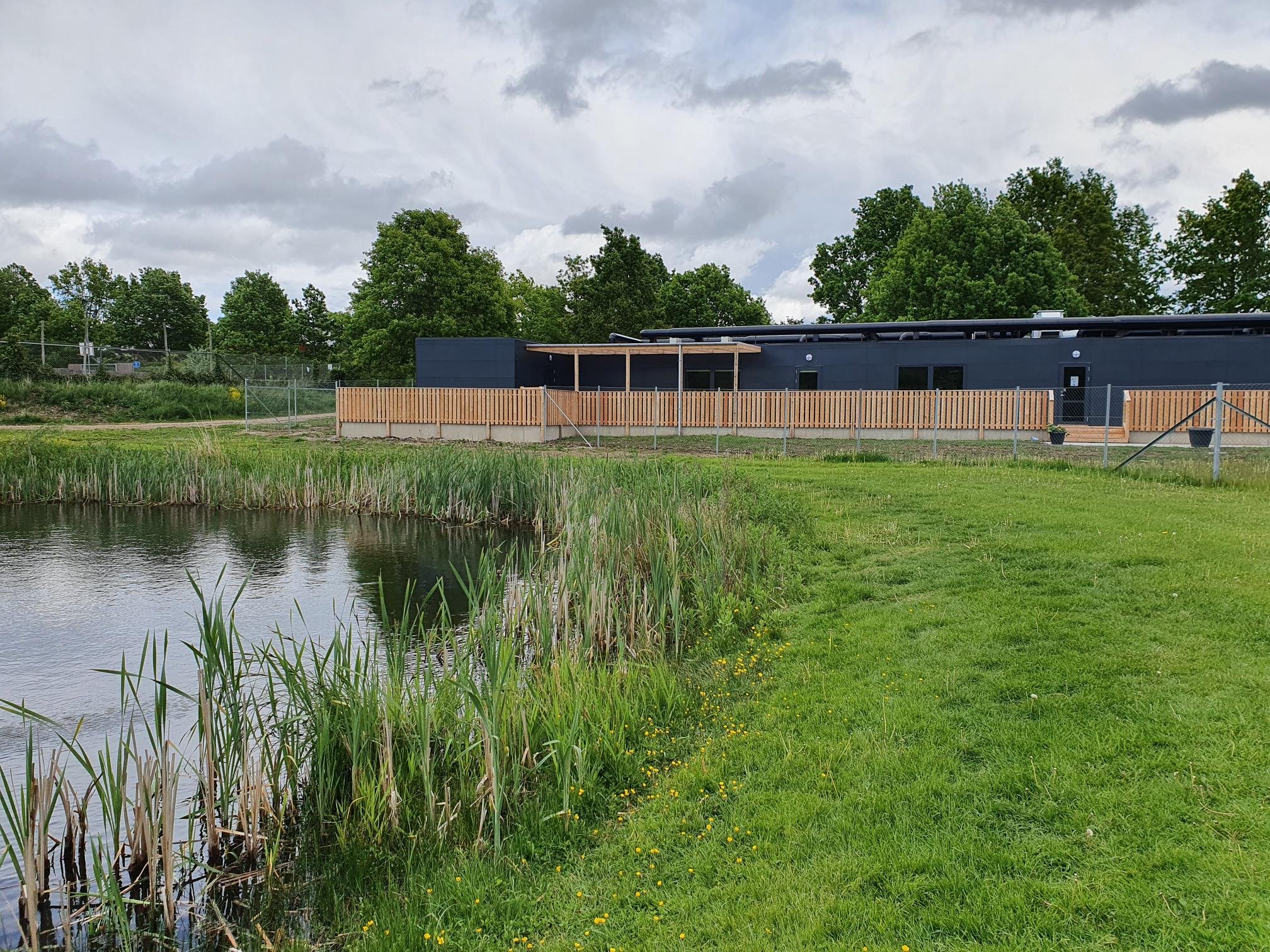 Legeskulpturen bliver en del af legepladsen ved den midlertidige institution Lille Sødal, men tanken er at lade den blive stående, når institutionen fjernes. Foto: Annemette Jensen