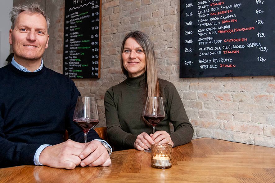 Kæresteparret startede Vinbaren i Næstved midt under corona, men det viste sig at være en fordel. Stedet er blevet ultrapopulært, ikke mindst fordi ejerne gør en ekstra indsats for, at gæsterne får lige præcis det glas vin, der gør dem mest glade.