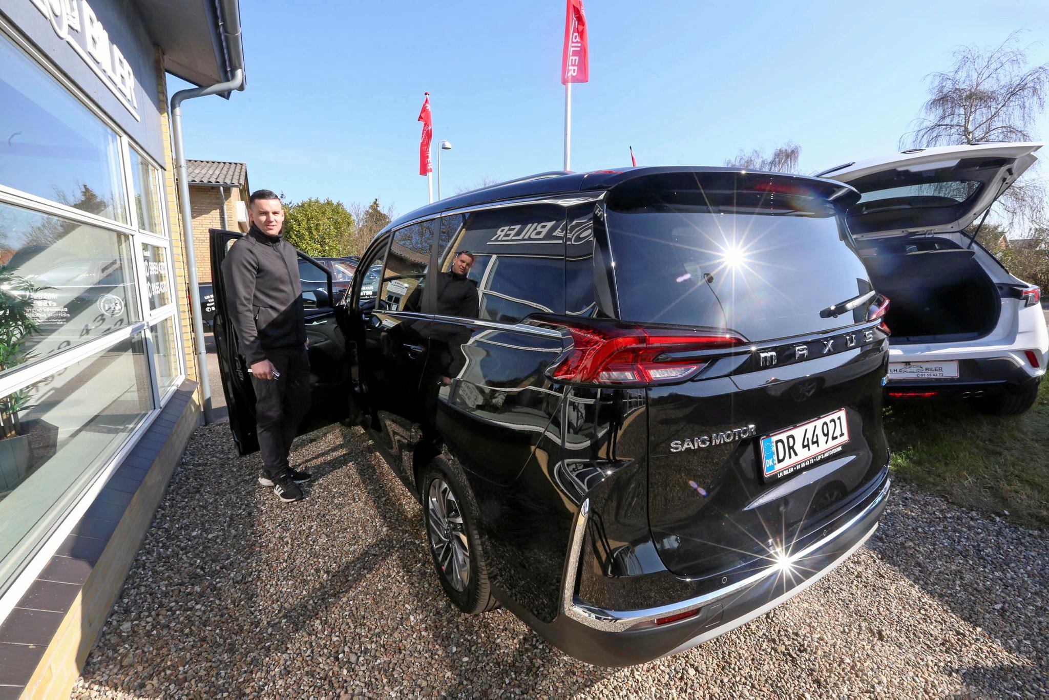 Sælger Marc Andreasen havde en travl dag. Der var omkring 150 gæster til åbent hus hos LH Biler i Årby og en del af dem ville gerne prøvekøre de nye elbiler fra Maxus