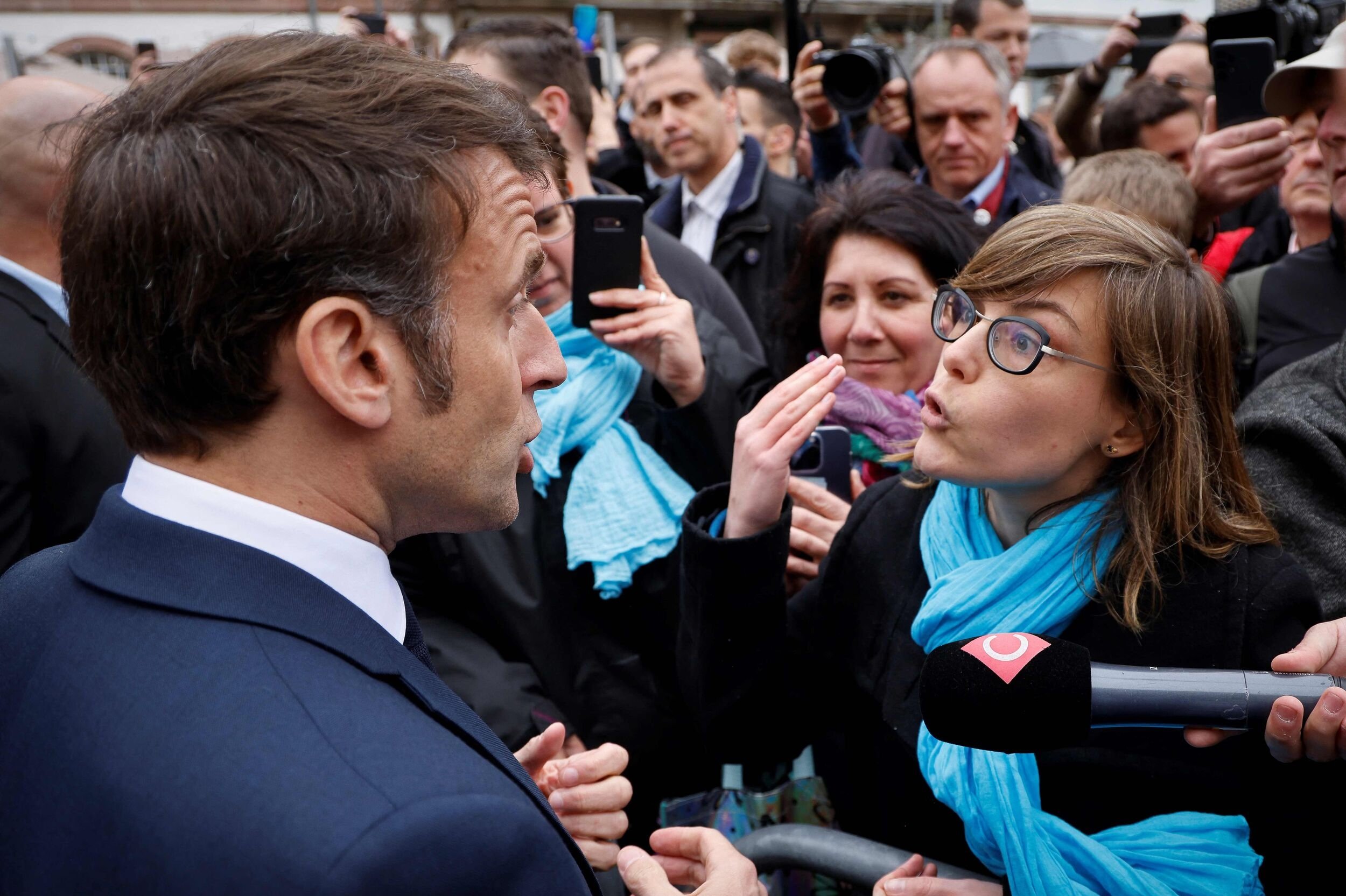 Præsident Emmanuel Macron blev opfordret til at trække sig, da han onsdag var på tur i det østlige Frankrig.