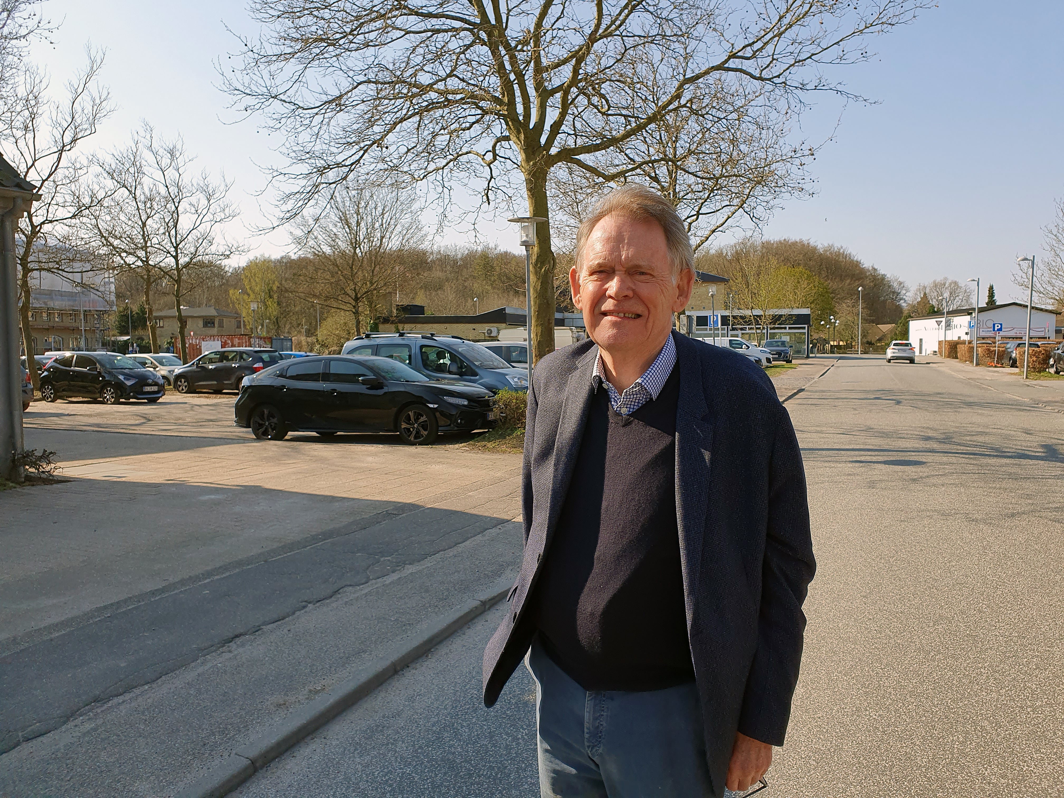 Jørgen Kampstrup-Larsen foran det, der skal blive til den plads, der i materialet fra projektudvikleren er kaldt ’Mungo Parken’. Han står også placeret midt på det, der skal blive en ’grøn forbindelse’, men der er ikke meget grønt i det, mener han. Foto: Martin Stokkebro Moestrup