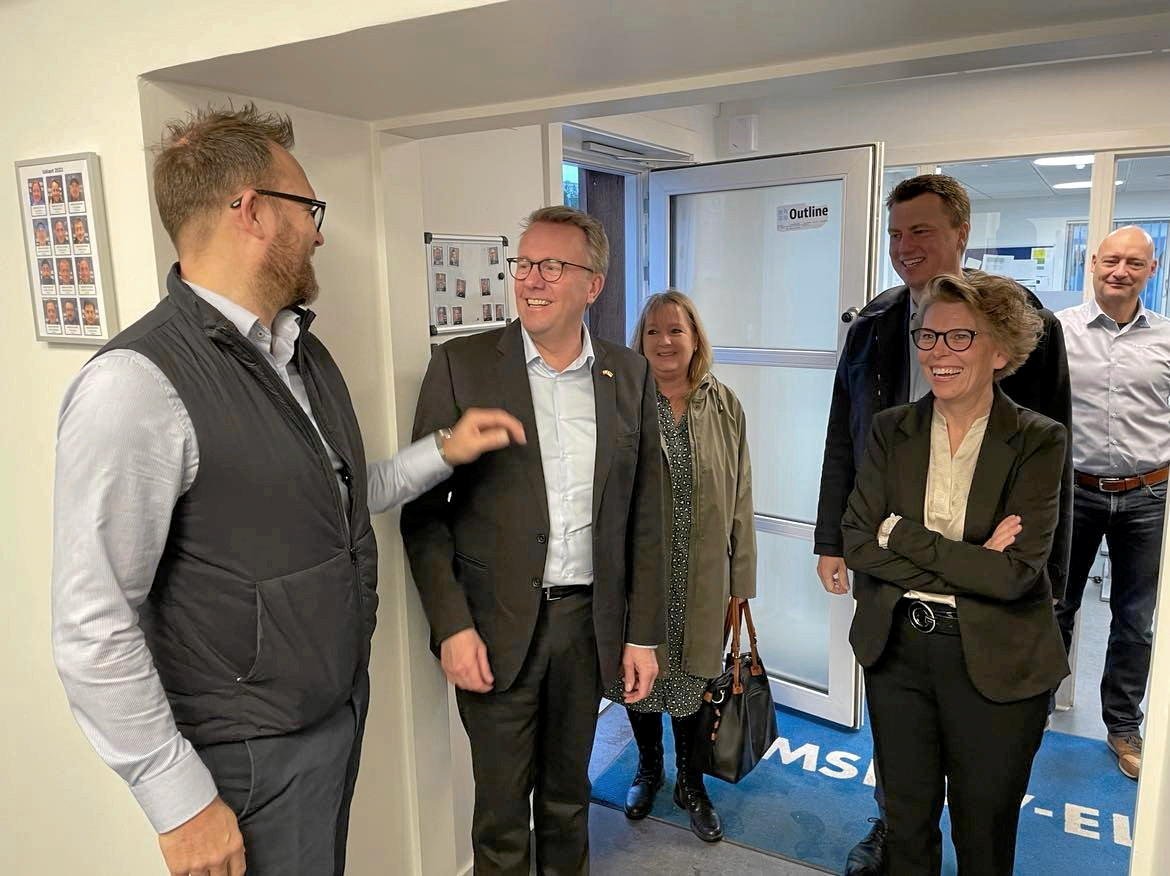 Direktør Henning Ljungstrøm (tv) tager imod erhvervsminister Morten Bødskov (S), da han i sidste uge besøge elektriker-virksomheden på Valhøjs Allé.