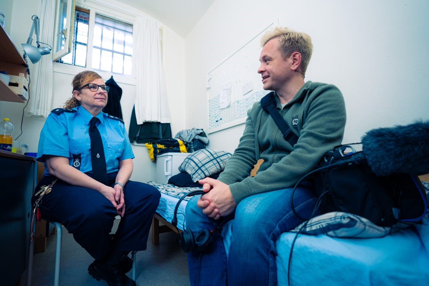 Som en del af besøget i Hillerød Arrest fik Christian Fuhlendorff bl.a.en snak med den lokale fængselsbetjent Charlotte Jakobsen om hendes arbejde - og folks forestillinger om det. Foto: Jakob Bo, Primetime