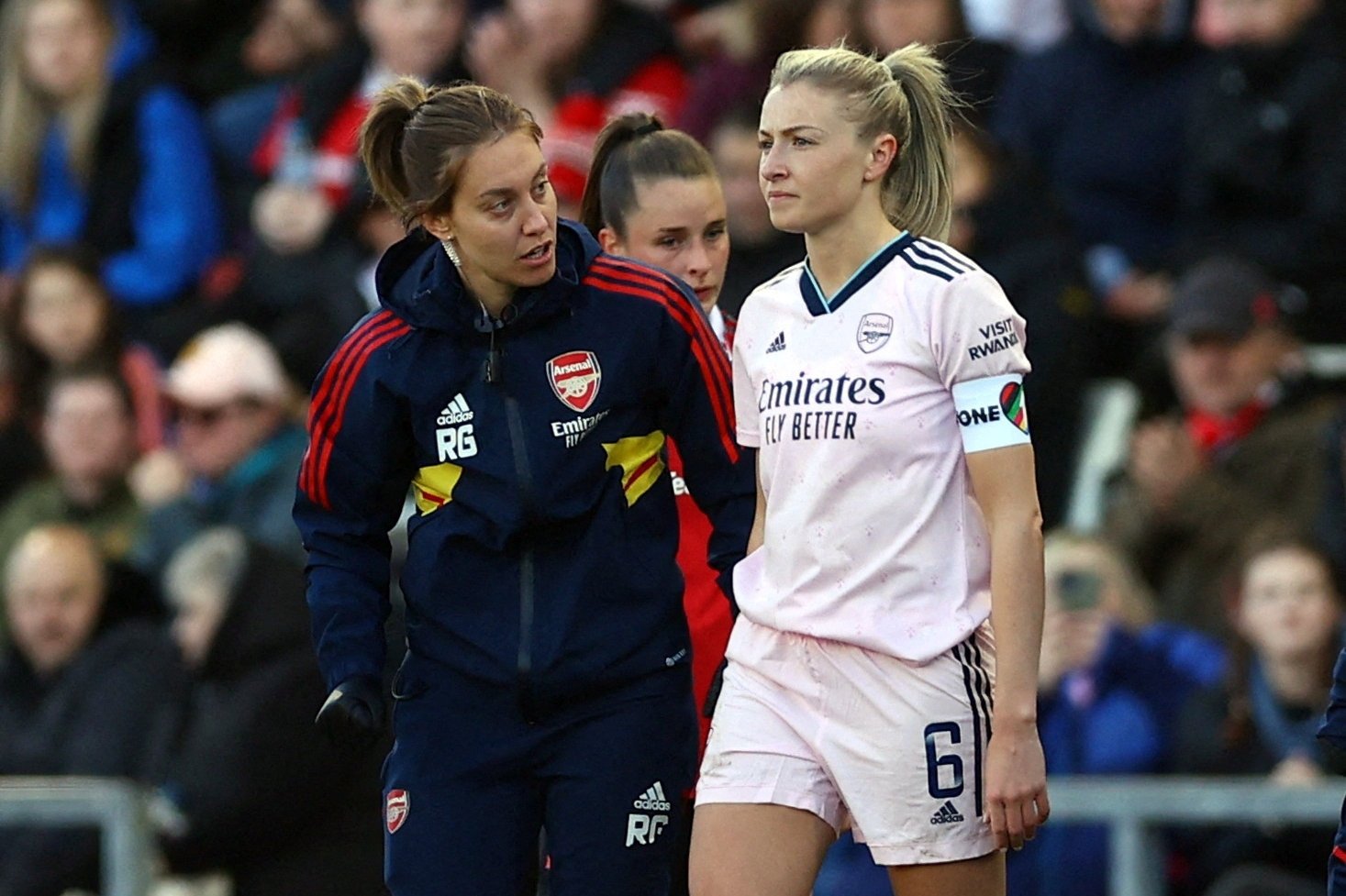 Leah Williamson, der er anfører for det engelske kvindelandshold, misser VM til sommer med en korsbåndsskade.