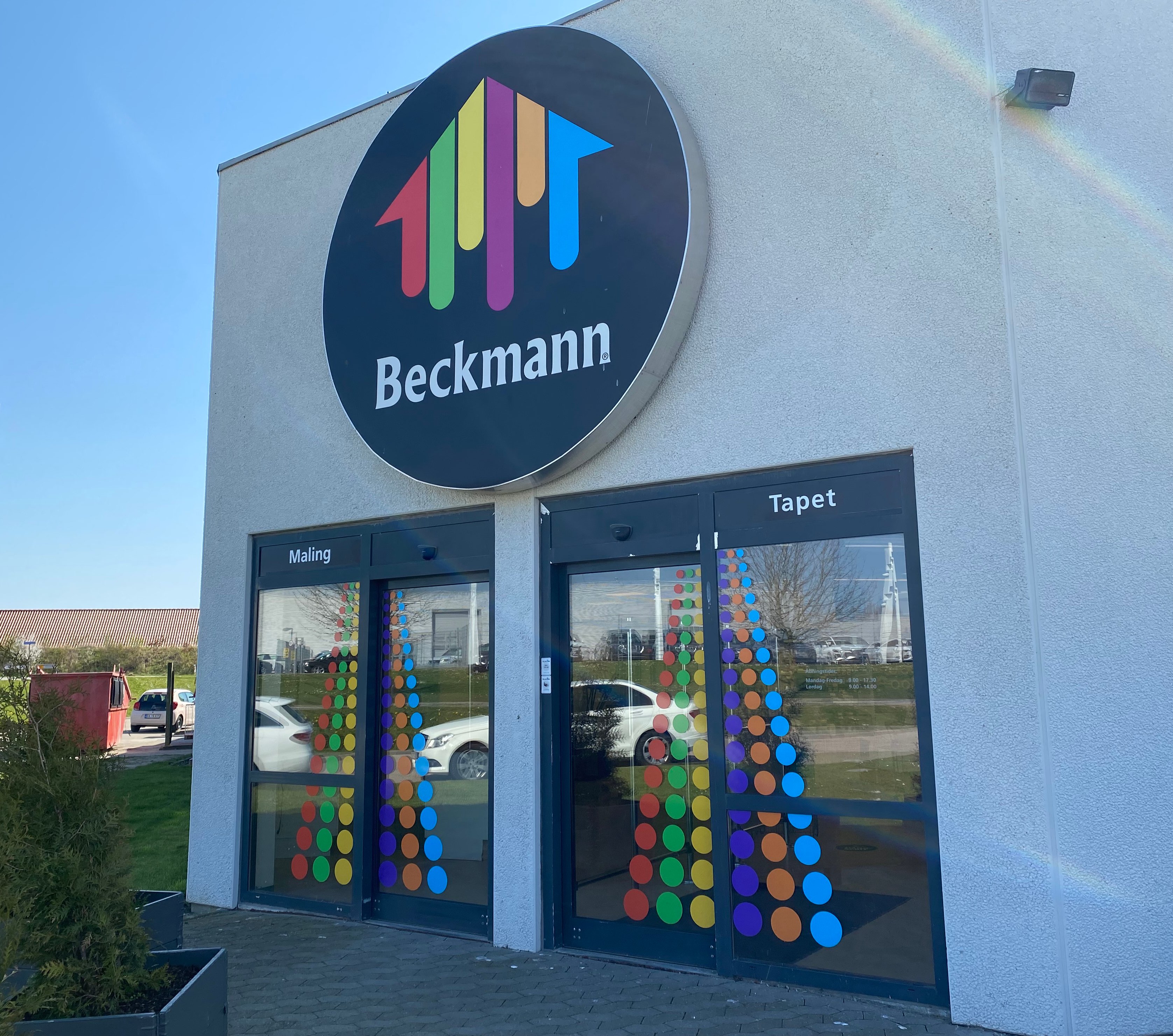 Der kan igen købes maling og hentes gode gode råd i Beckmanns i Holbæk Mega Center. Markus Beckmann har sammen med sin mor Bettina Jenter stiftet et ny selskab, som driver kæden videre.