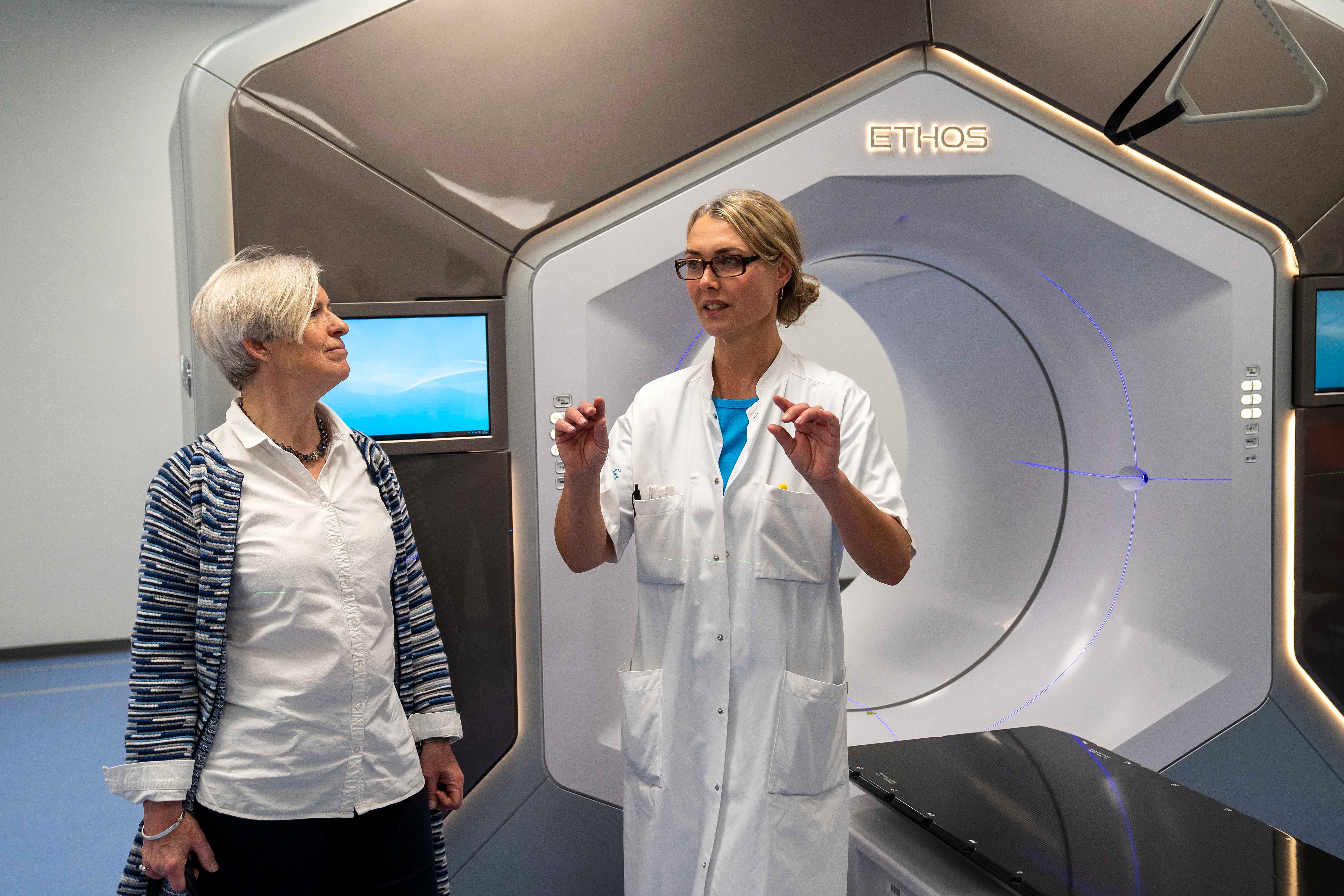 En stor dag for kræftbehandlingen i Region Sjælland lød det fra sygehusformand Anne Møller Ronex og cheffysiker Eva Samsøe. Foto: Anders Ole Olsen