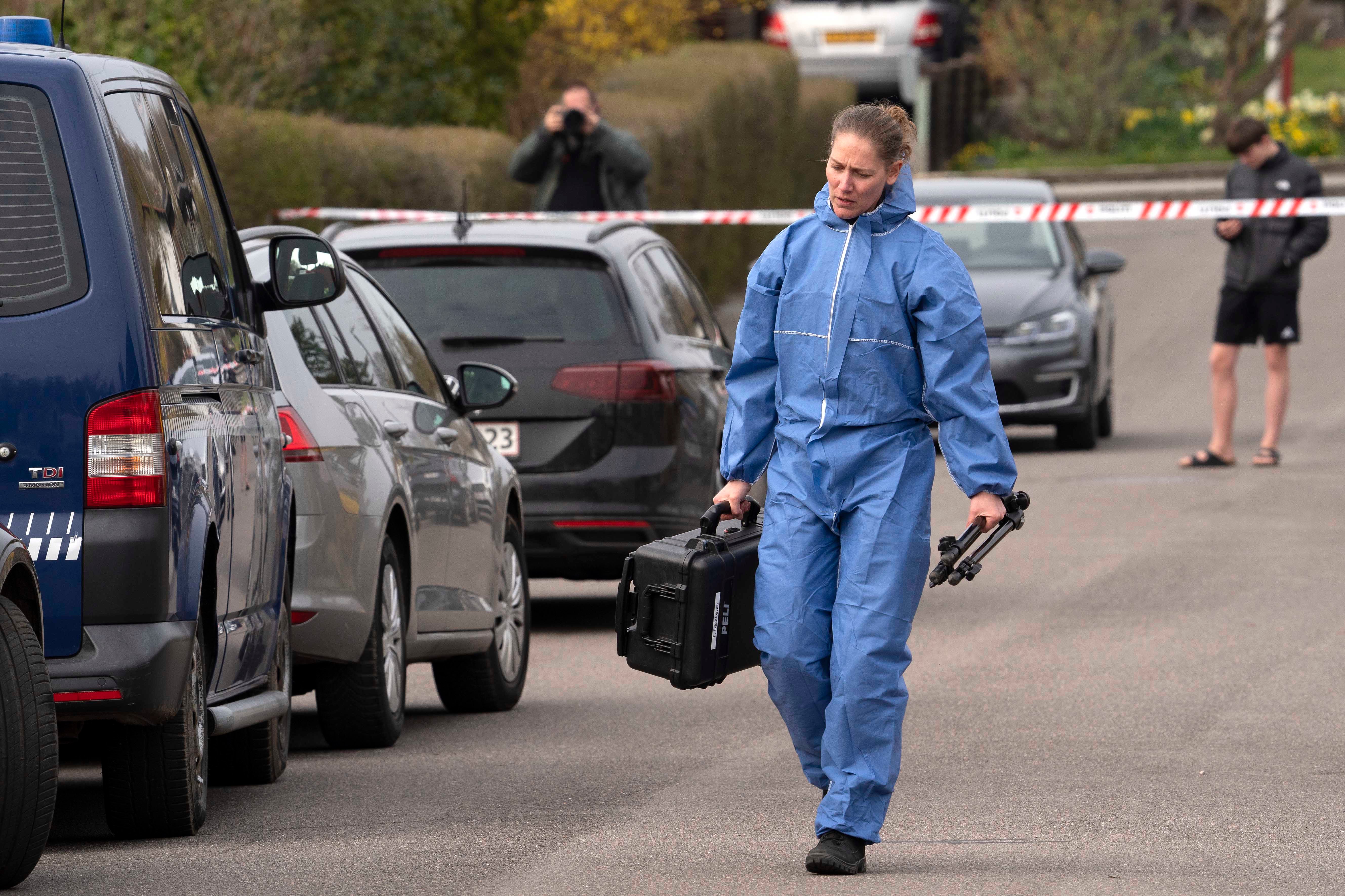 En af politiets teknikere på Svalevej i Svenstrup ved Korsør, hvor den 13-årige avispige blev holdt som fange af Emilie Mengs morder.