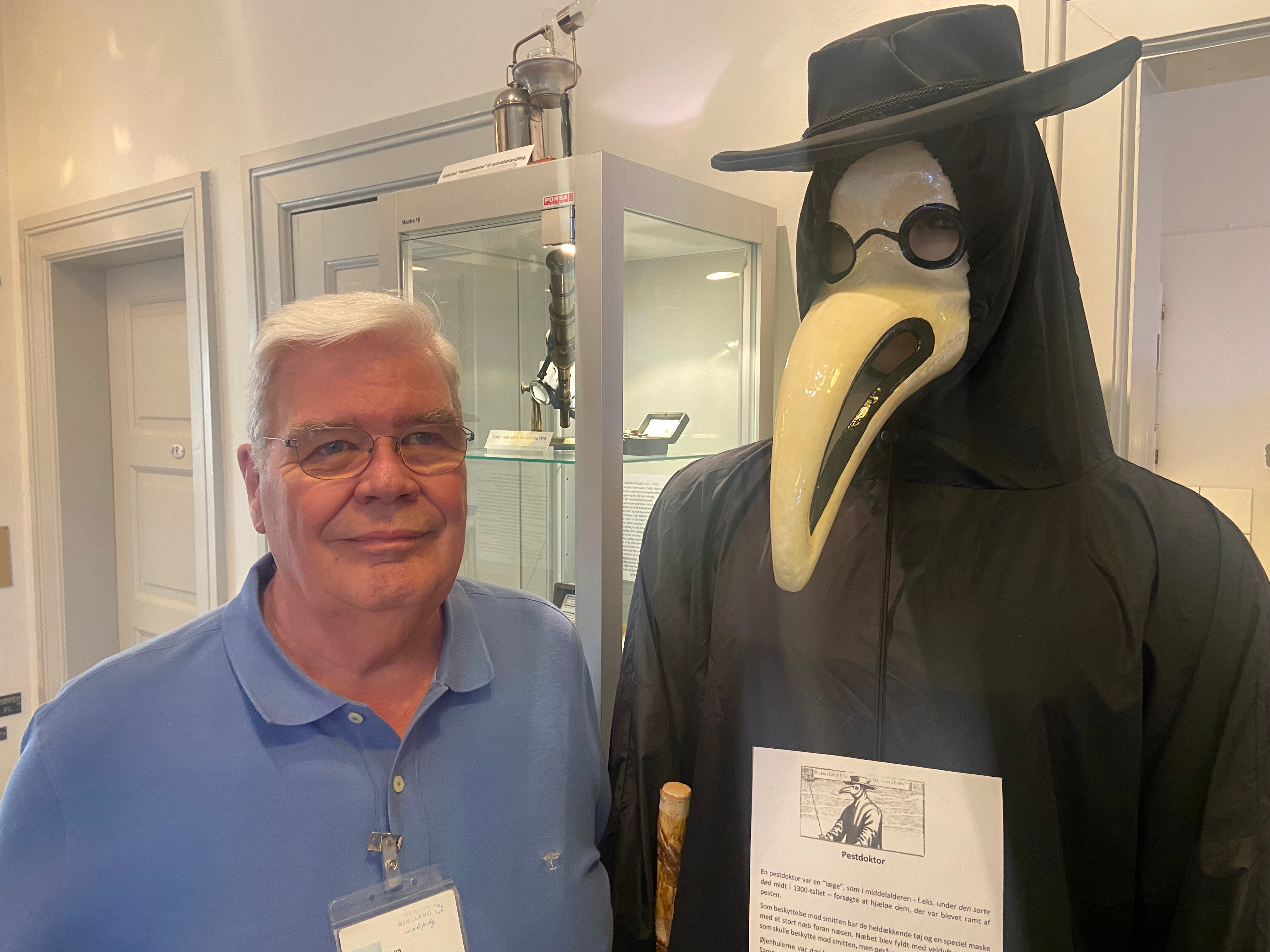 Formand for Medicinsk-historisk Museum, Jens Pagel, sammen med en kollega fra 1300-tallet - en pestdoktor under den sorte død. Foto: Kim Palm