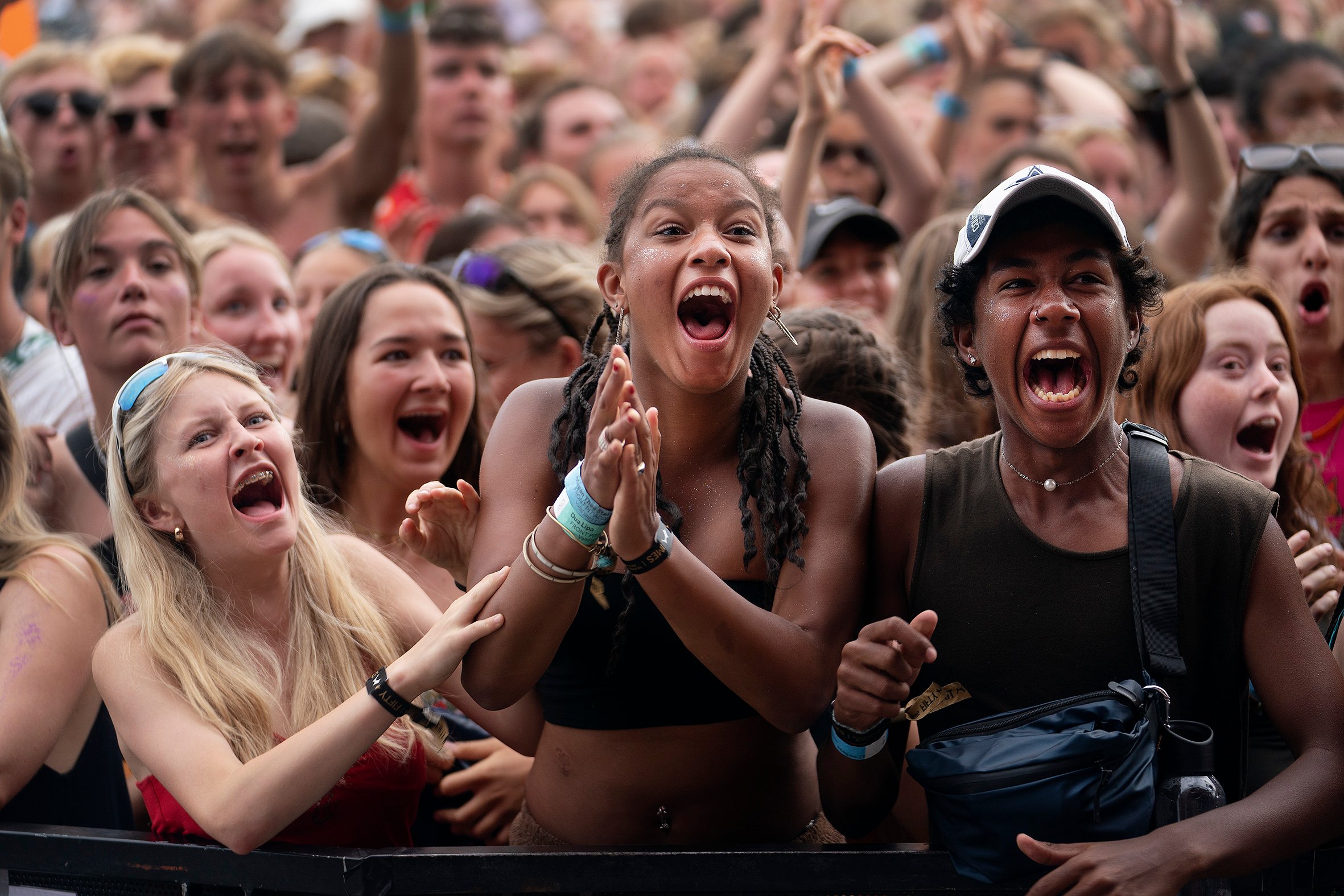 Roskilde Festival offentliggjorde deres fulde program tidligt torsdag morgen. Det fulde program stille dog stadig spørgsmål, for pt. er det kun til at se tre koncerter på Orange fredag og lørdag. De senere år har der været fire koncerter hver af de to dage på den store scene.